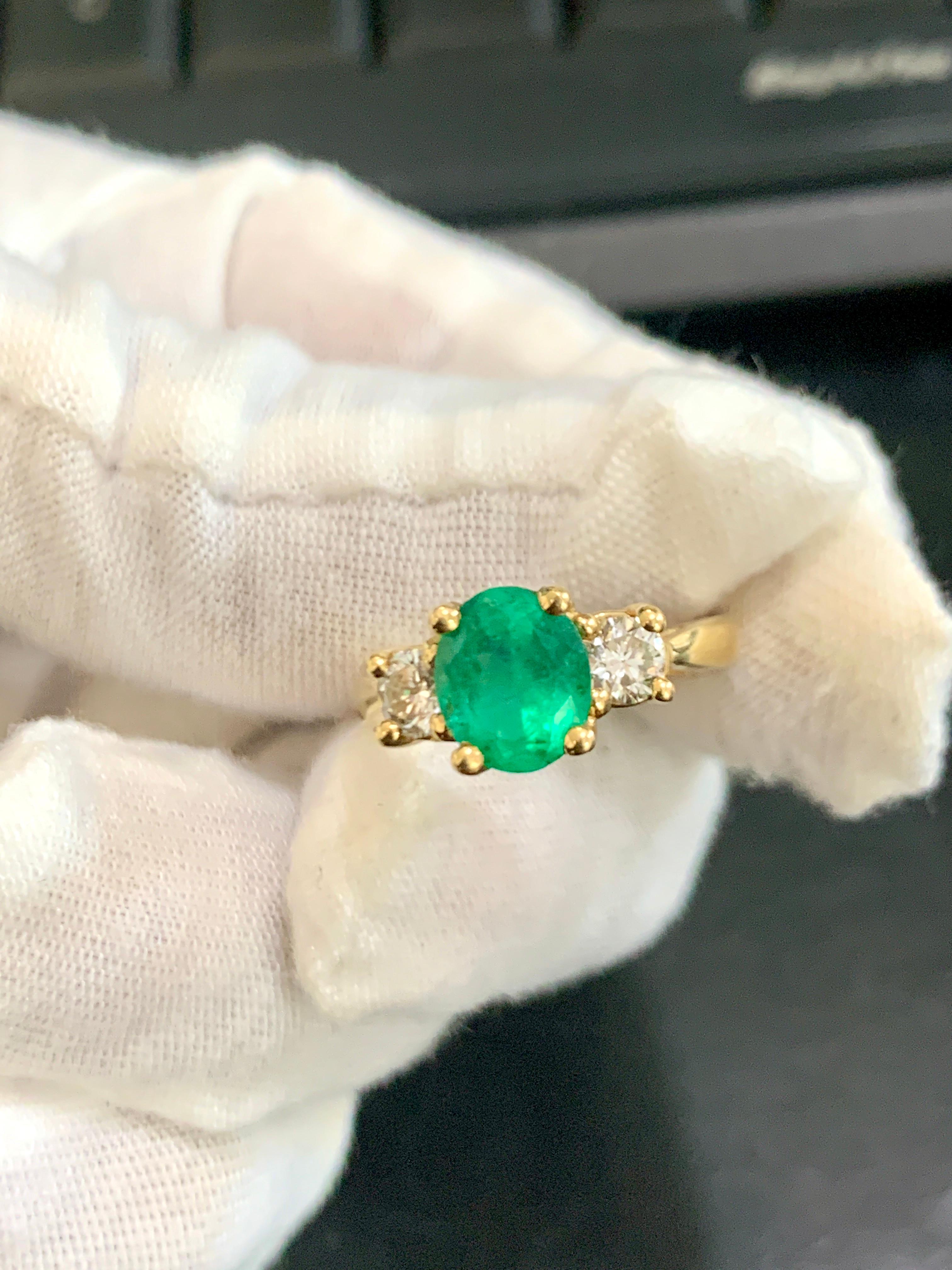Ovaler Smaragd- und Diamantring mit drei Steinen aus 14 Karat Gelbgold im Zustand „Hervorragend“ im Angebot in New York, NY