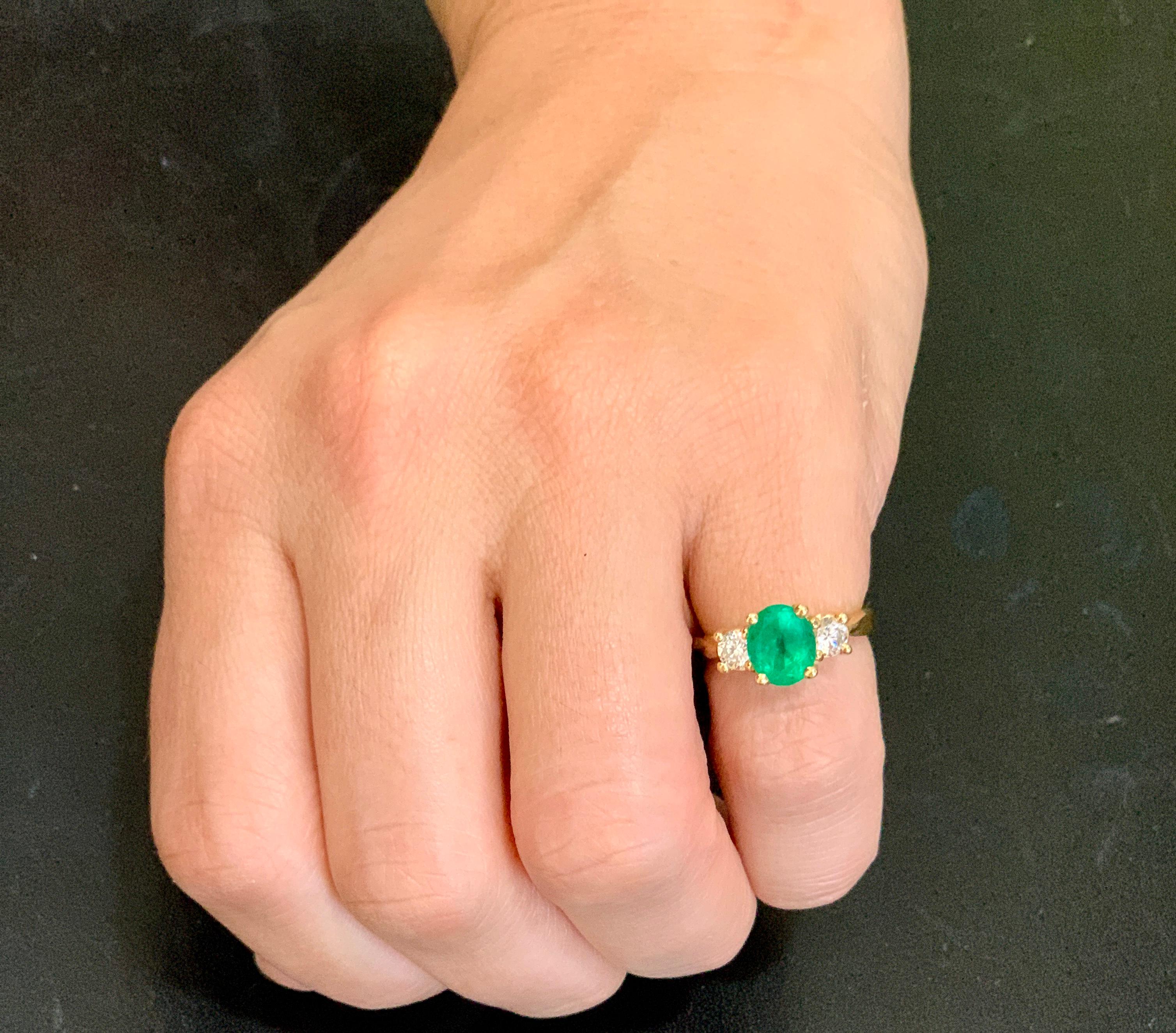 Ovaler Smaragd- und Diamantring mit drei Steinen aus 14 Karat Gelbgold im Angebot 1