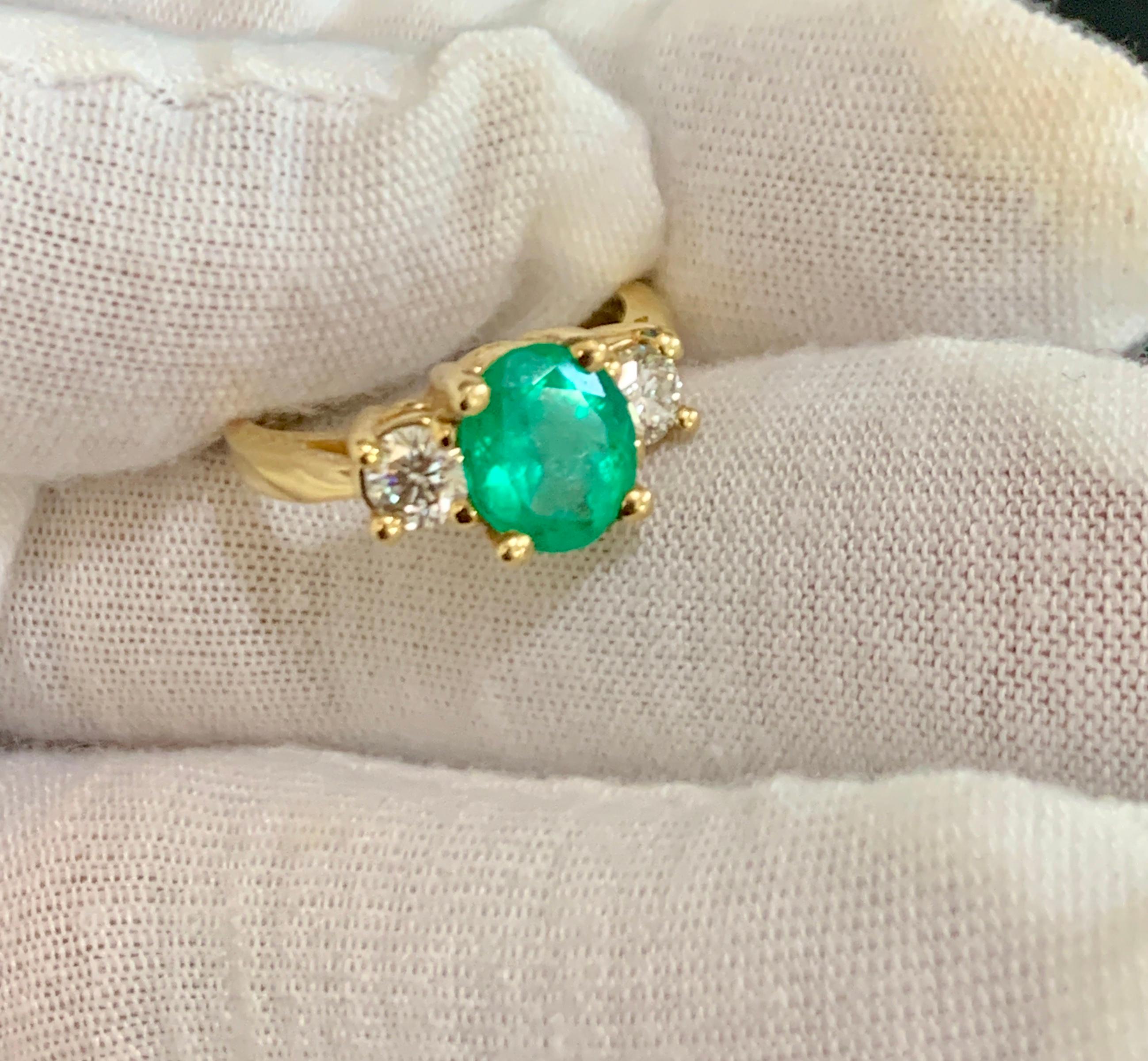 Ovaler Smaragd- und Diamantring mit drei Steinen aus 14 Karat Gelbgold im Angebot 3