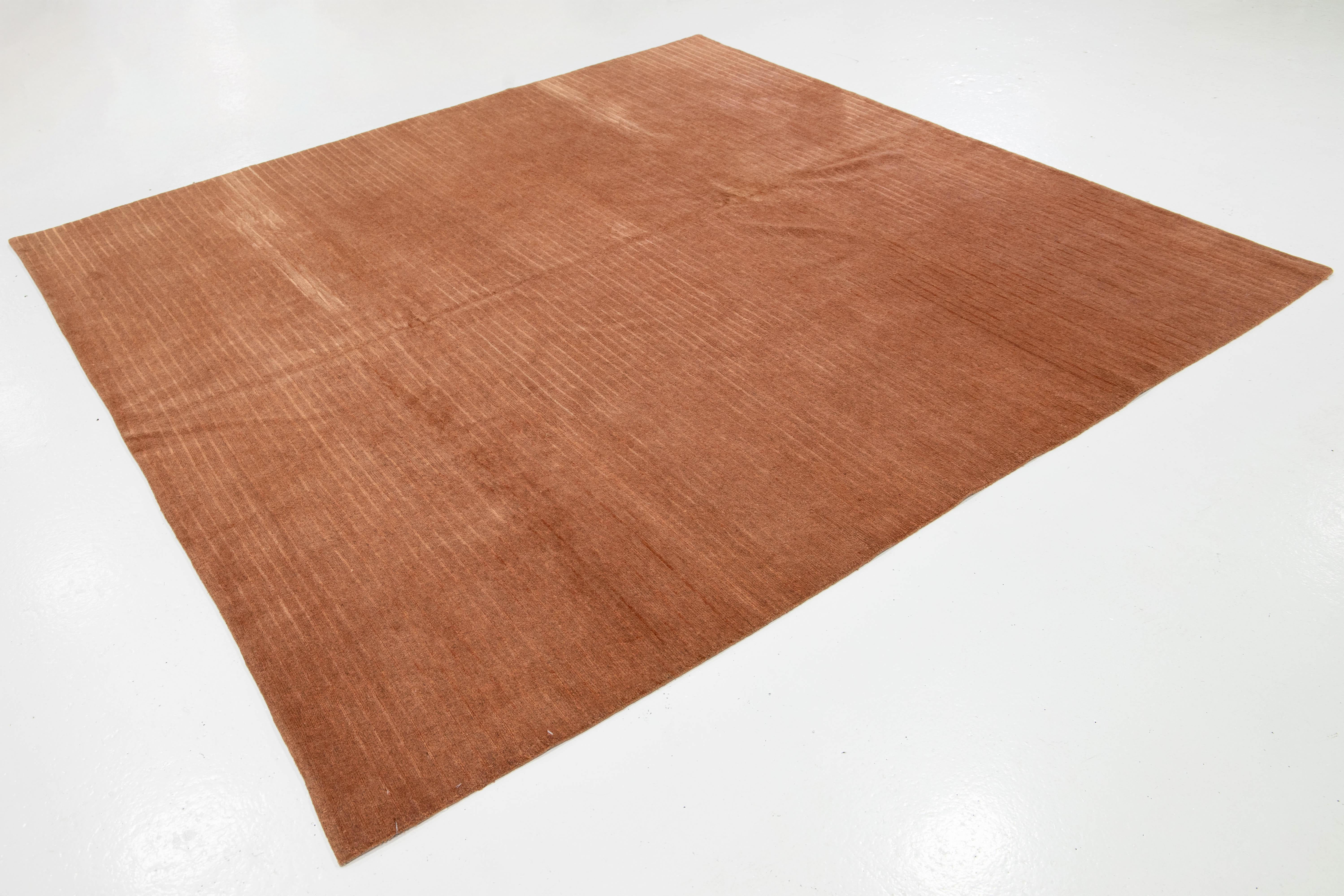 Moderne 8 x 8 Tapis tibétain moderne en laine et soie de couleur Cooper pâle à motifs rayés en vente