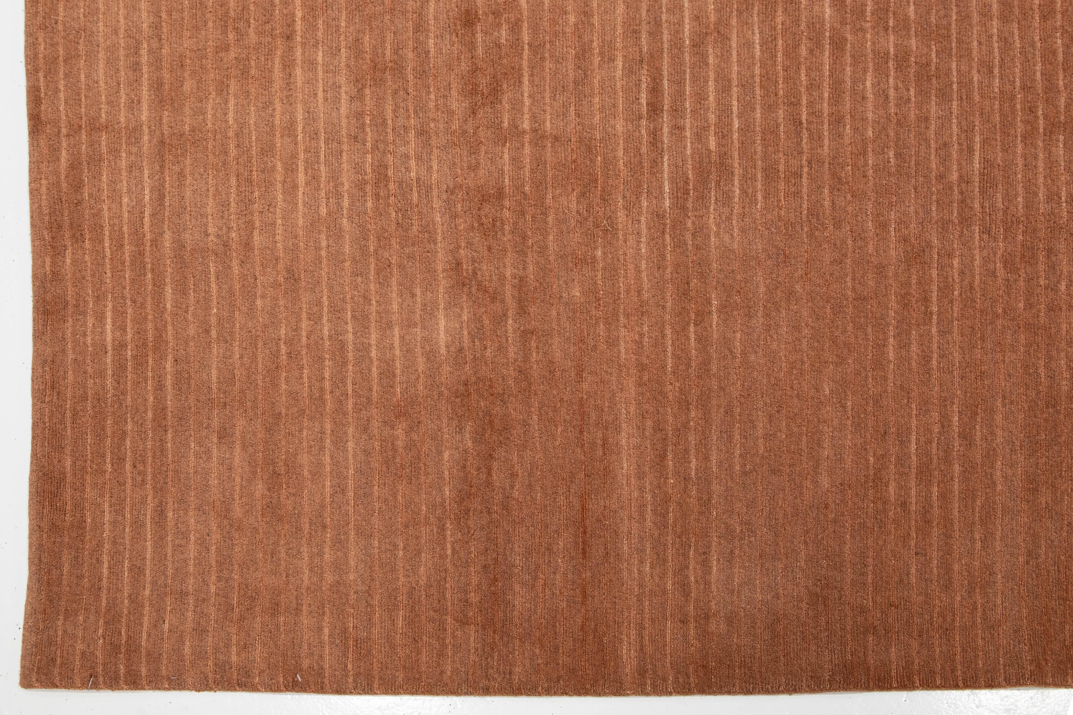 Népalais 8 x 8 Tapis tibétain moderne en laine et soie de couleur Cooper pâle à motifs rayés en vente
