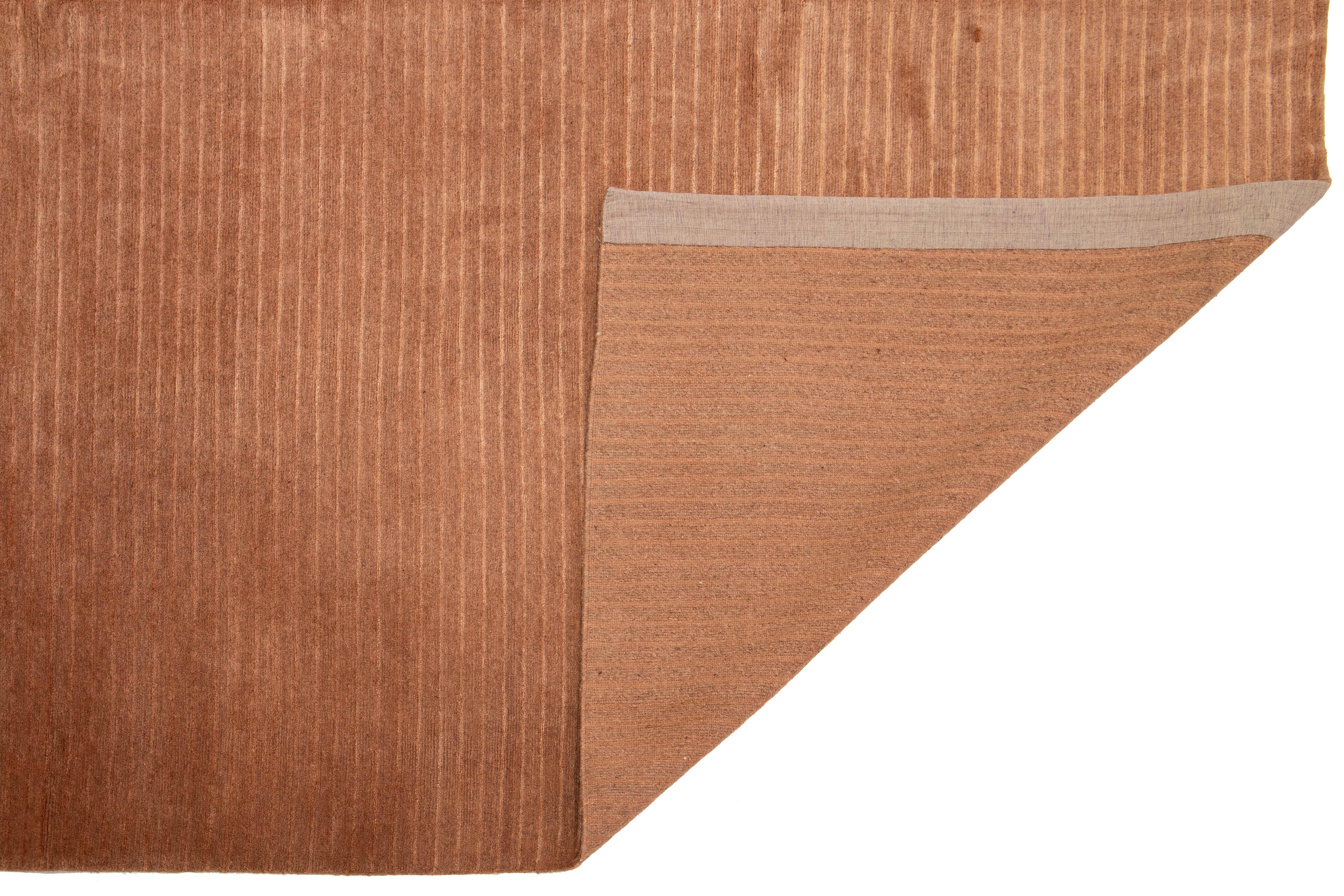 Noué à la main 8 x 8 Tapis tibétain moderne en laine et soie de couleur Cooper pâle à motifs rayés en vente