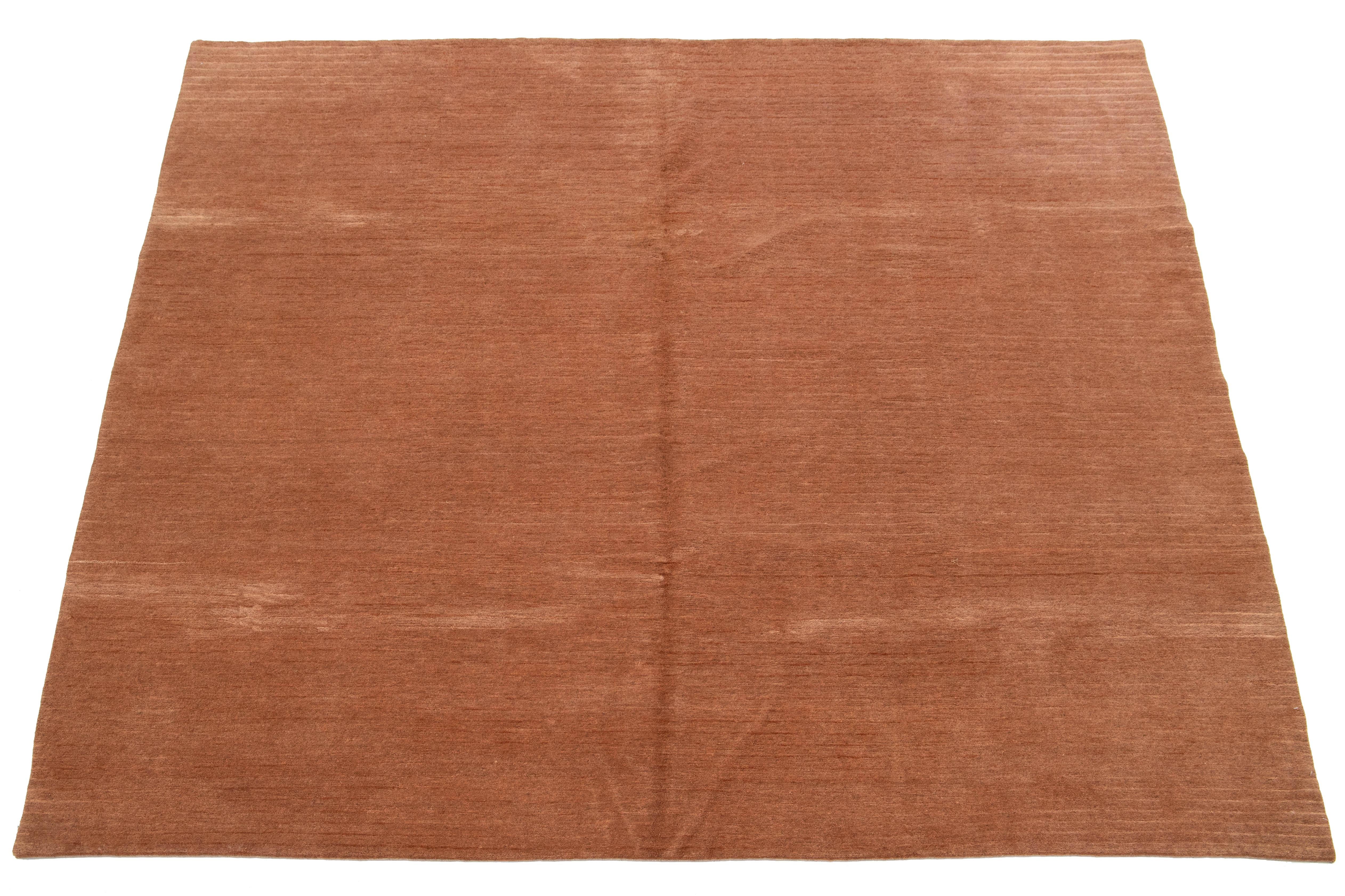 XXIe siècle et contemporain 8 x 8 Tapis tibétain moderne en laine et soie de couleur Cooper pâle à motifs rayés en vente