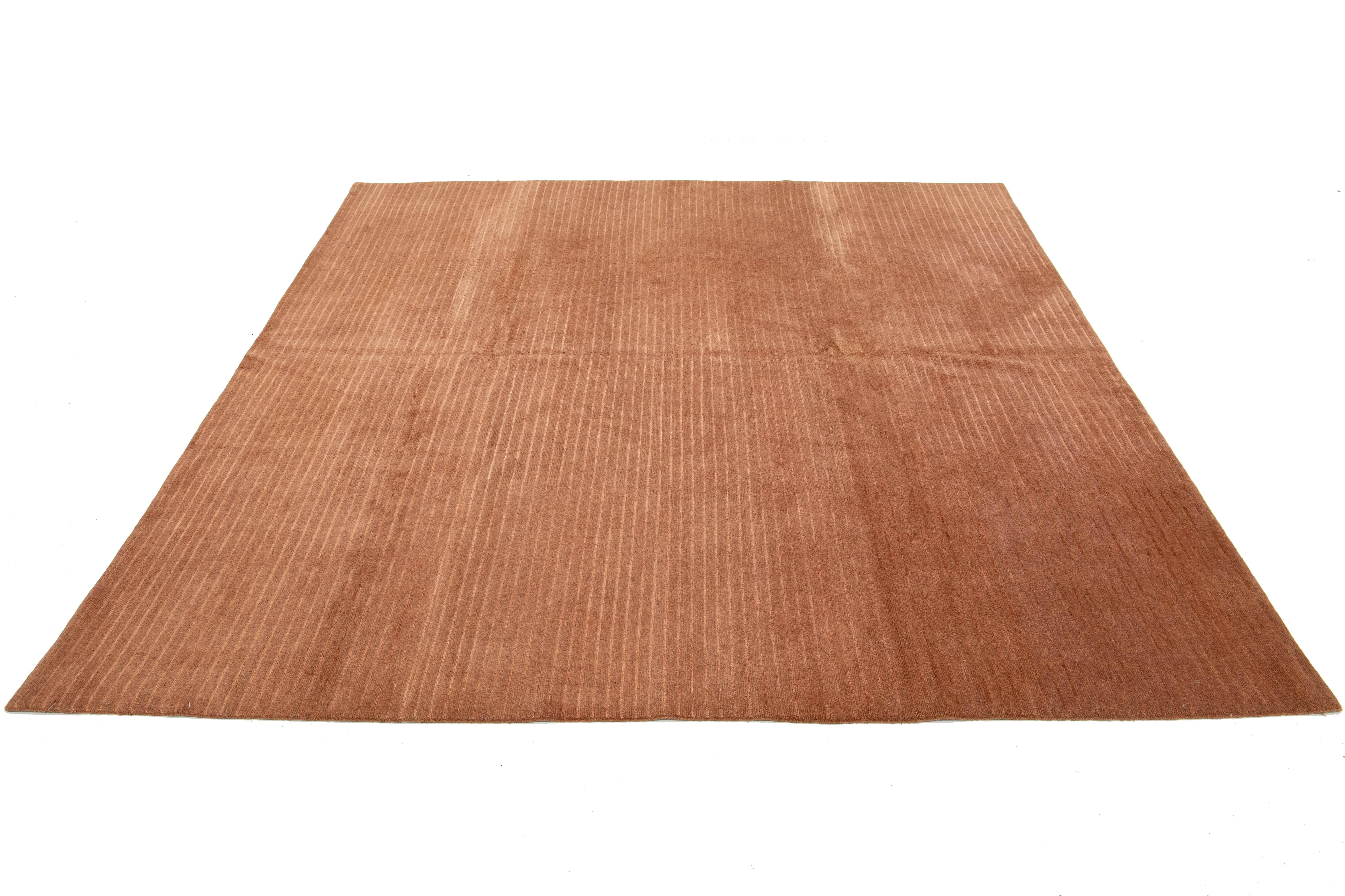 Laine 8 x 8 Tapis tibétain moderne en laine et soie de couleur Cooper pâle à motifs rayés en vente