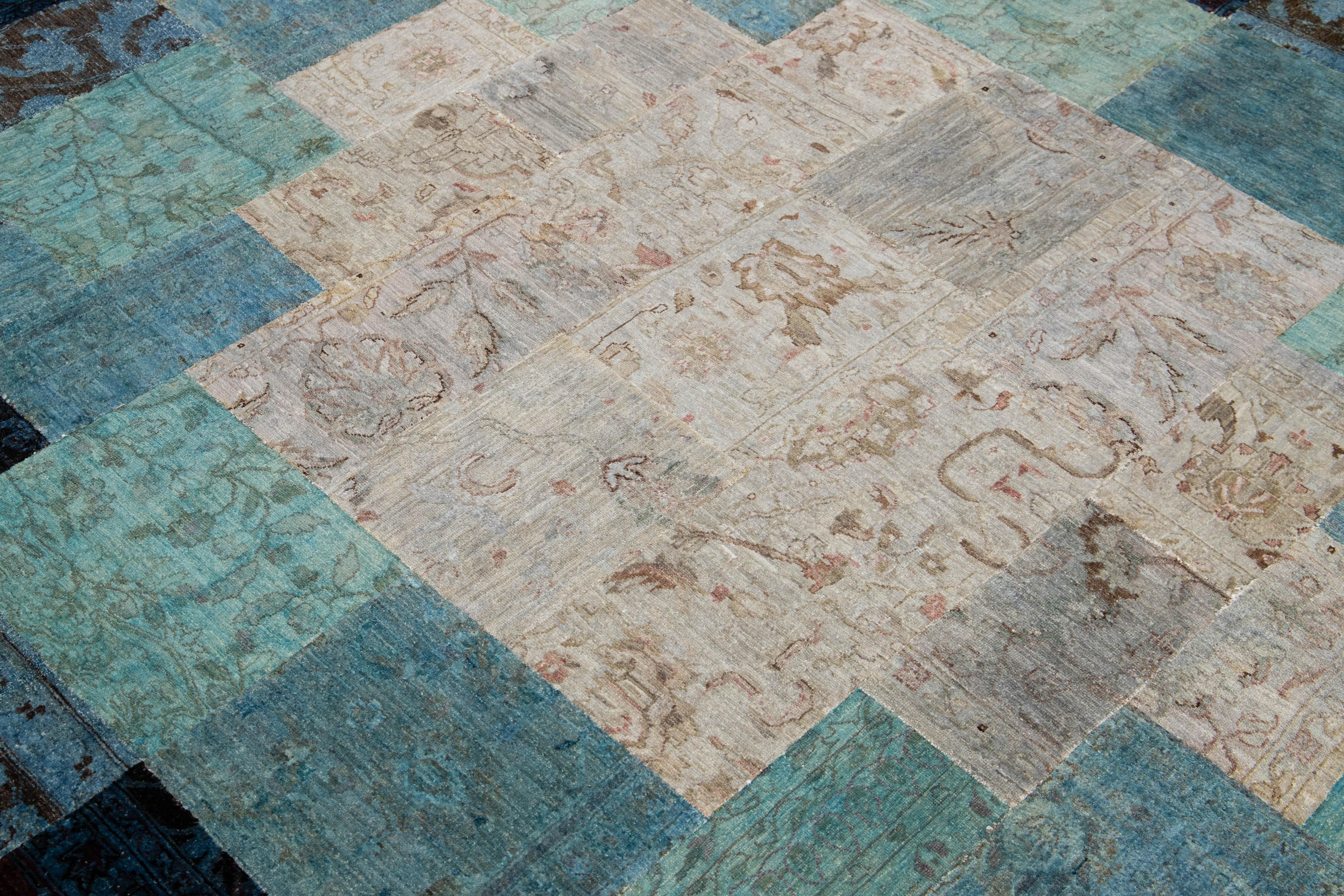 8 x 9 Moderner handgefertigter blauer Wollteppich mit Allover-Patchwork-Design (Handgeknüpft) im Angebot