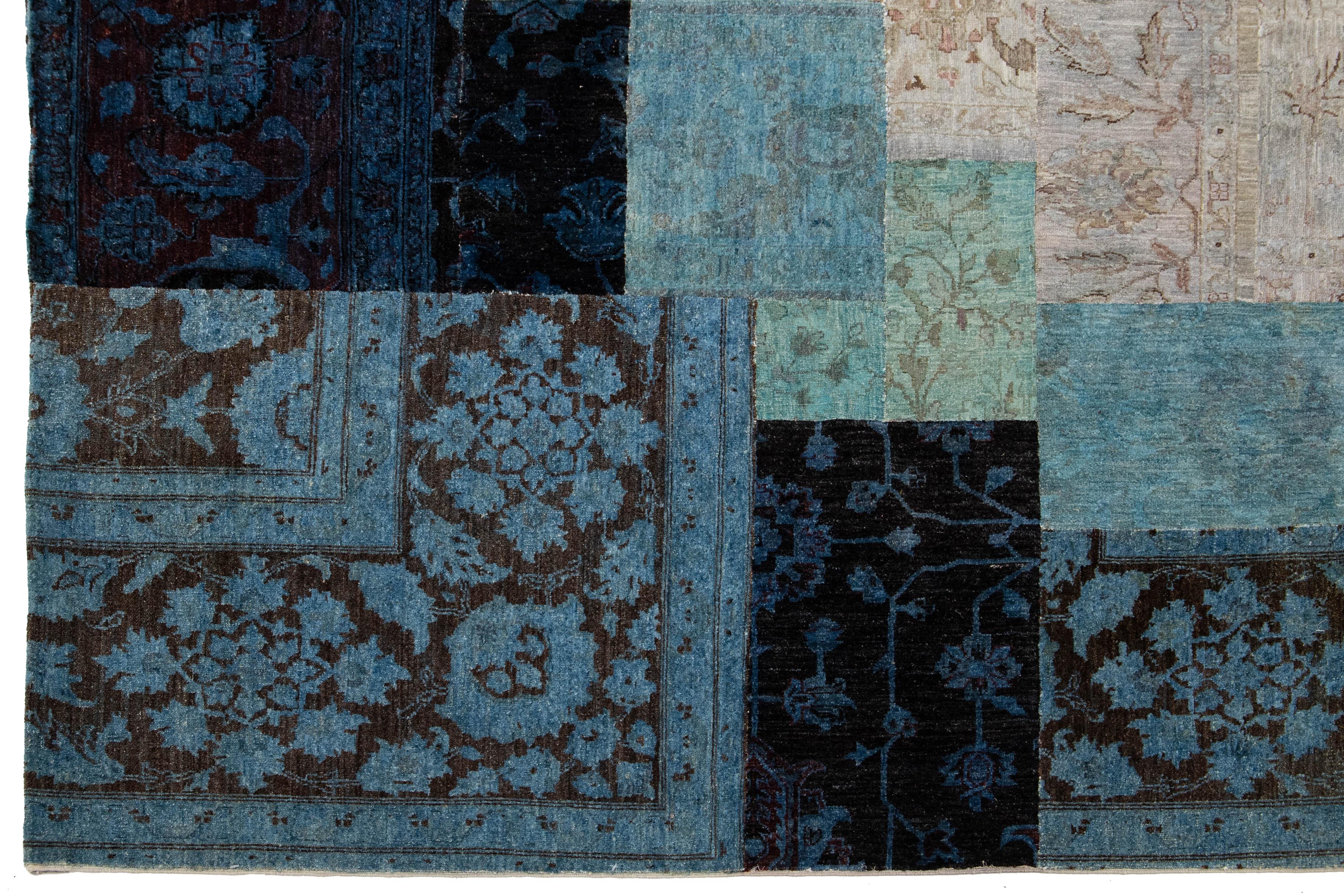 8 x 9 Moderner handgefertigter blauer Wollteppich mit Allover-Patchwork-Design (21. Jahrhundert und zeitgenössisch) im Angebot