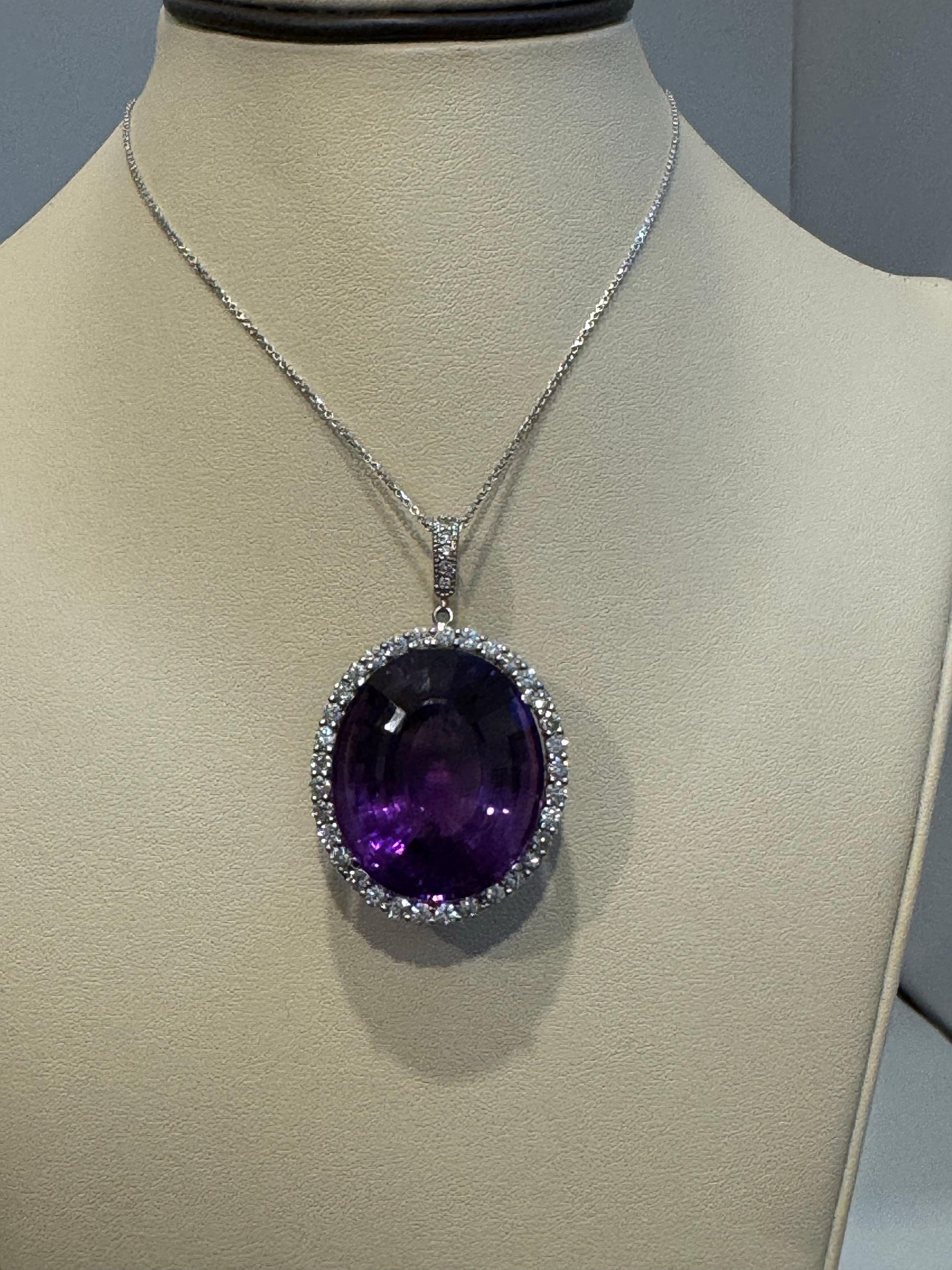   Approssimativamente  Collana con ametista da 80 carati e diamante da 3,5 carati in oro bianco 14 carati + catena
Questa spettacolare collana con ciondolo  costituito da una singola ametista ovale di grandi dimensioni, approssimativamente  80