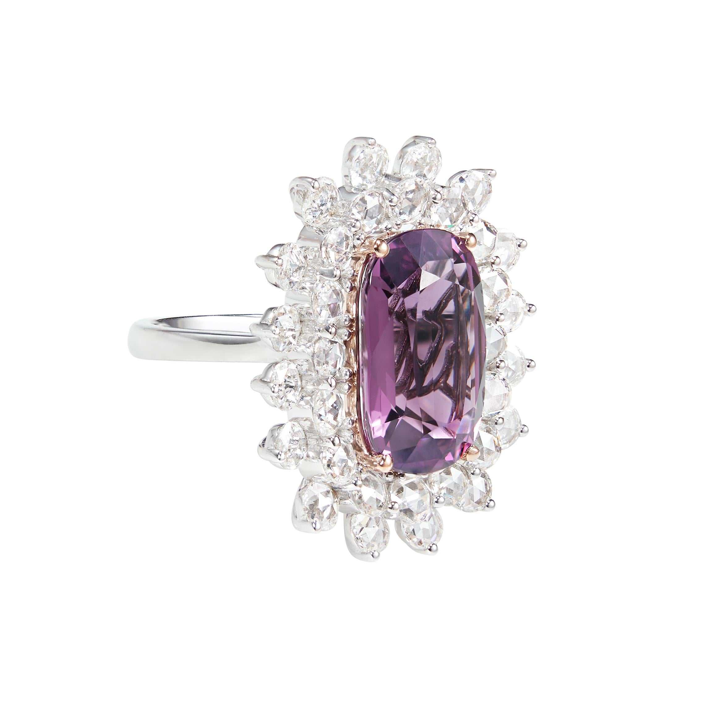 Sunita Nahata Lila Spinell 8,00ct. Fancy Ring aus 18KWRG mit Diamant. (Zeitgenössisch) im Angebot