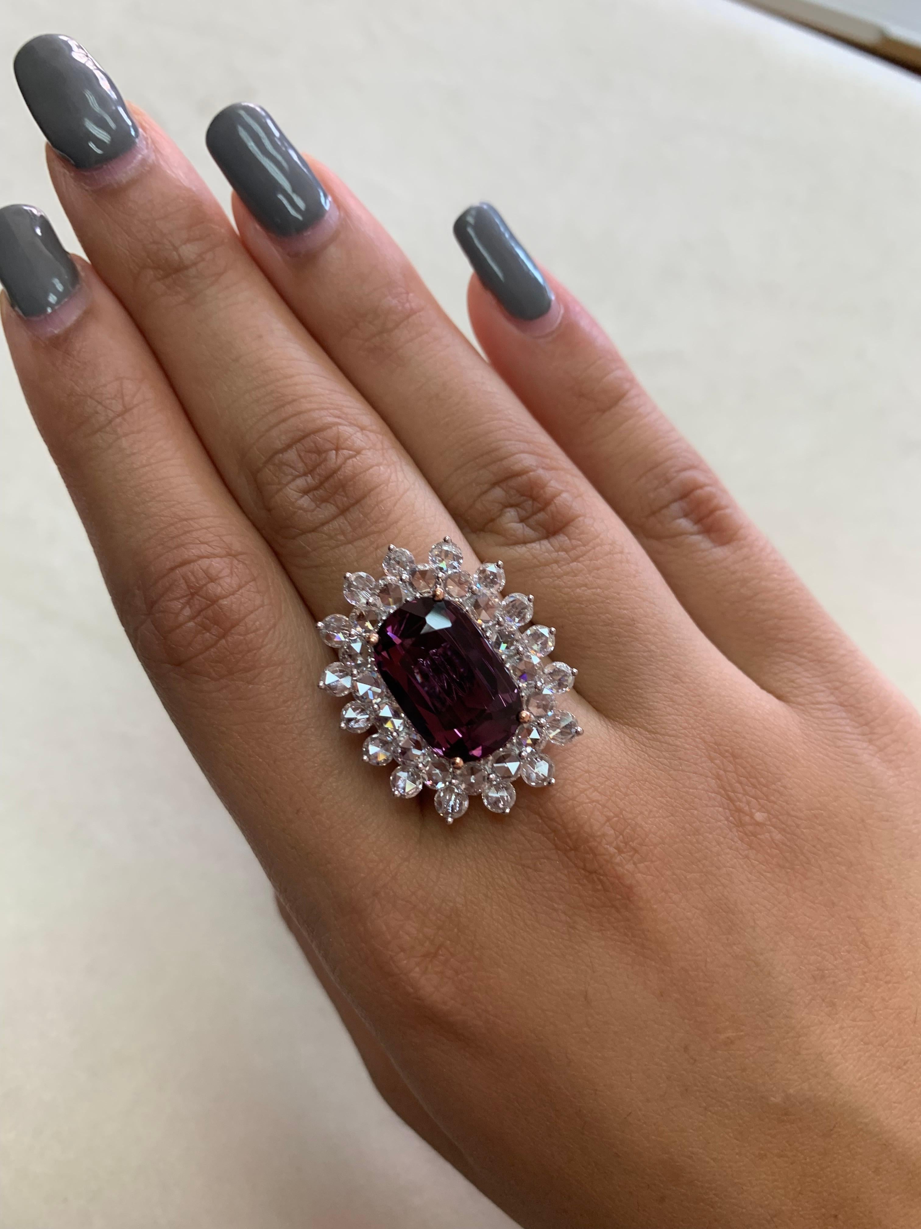 Sunita Nahata Lila Spinell 8,00ct. Fancy Ring aus 18KWRG mit Diamant. (Kissenschliff) im Angebot