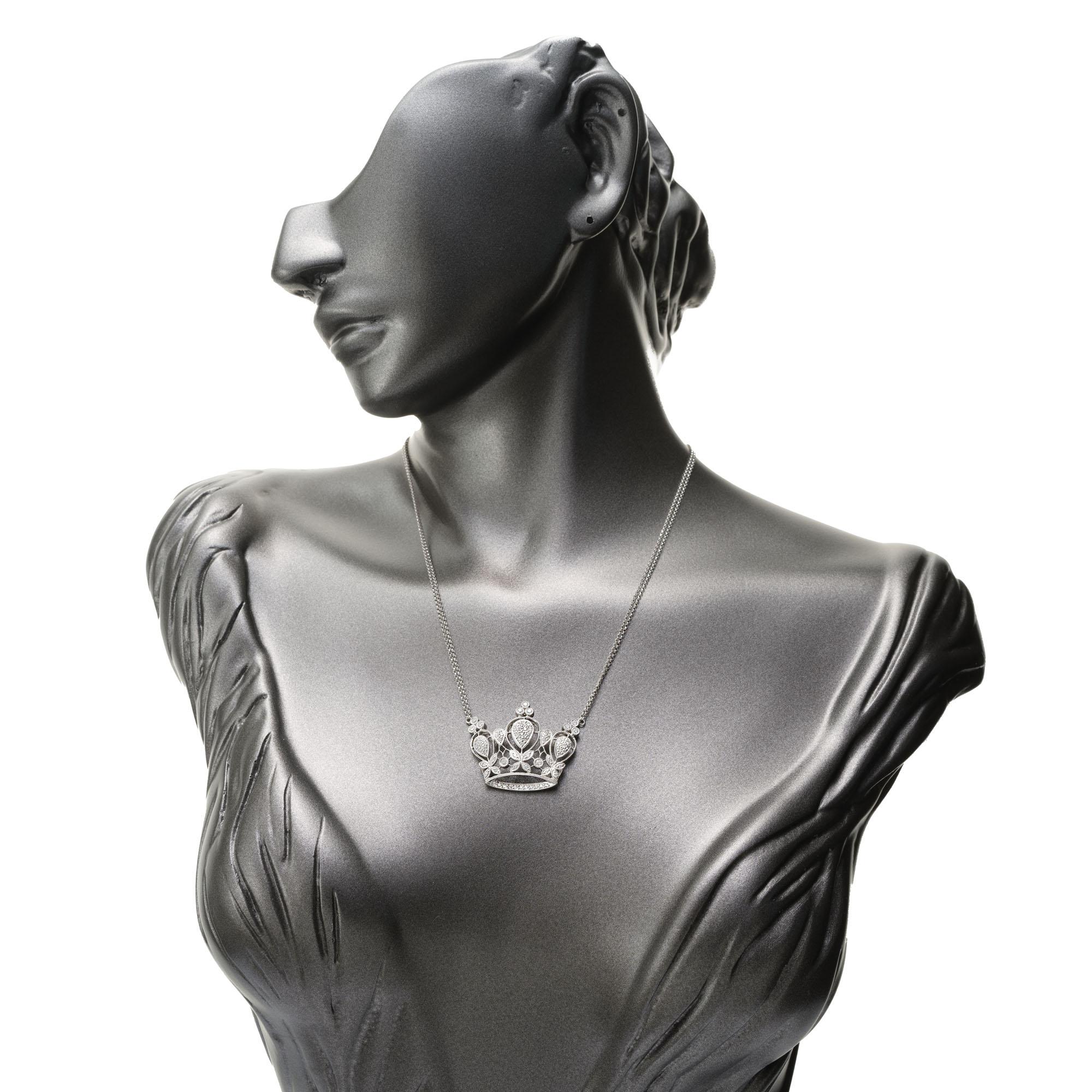 Collier pendentif couronne en or blanc avec diamants de 0,80 carat Pour femmes en vente
