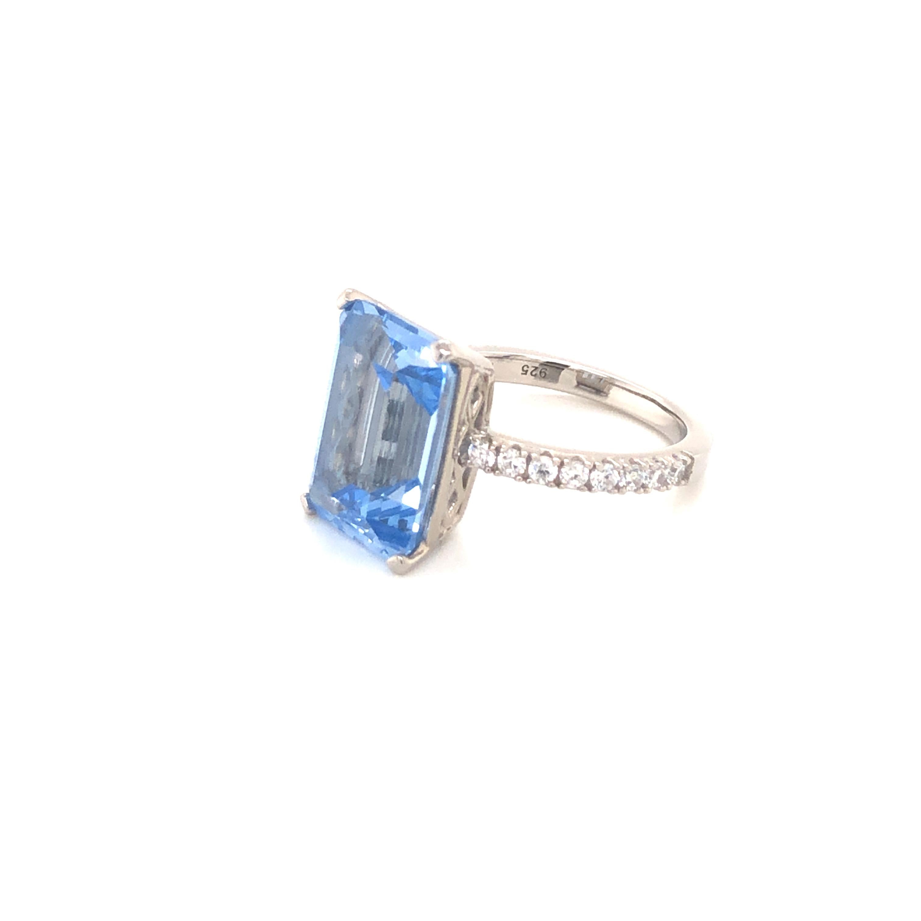 Taille émeraude Bague de fiançailles en argent sterling avec zirconia en forme de spinelle bleu taille émeraude de 8,0 carats en vente