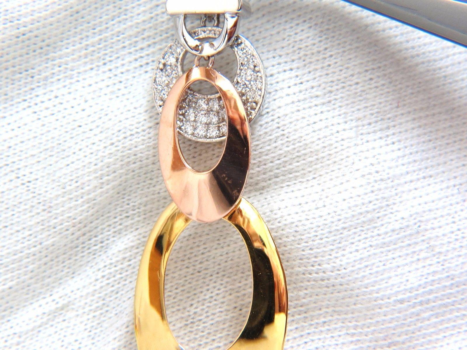 Die Elegante

3D 4 Tier Dangles

 .80ct. Ohrringe mit Diamanten.

Rundungen, Vollschnitte

F/G-Farbe, Vs-2-Klarheit.

Maßnahmen:

2.46 Zoll lang

.70 Zoll breit (unten)

14kt. Rosa- und Weißgold. 

bequemer und sicherer Hebelverschluss

8.5