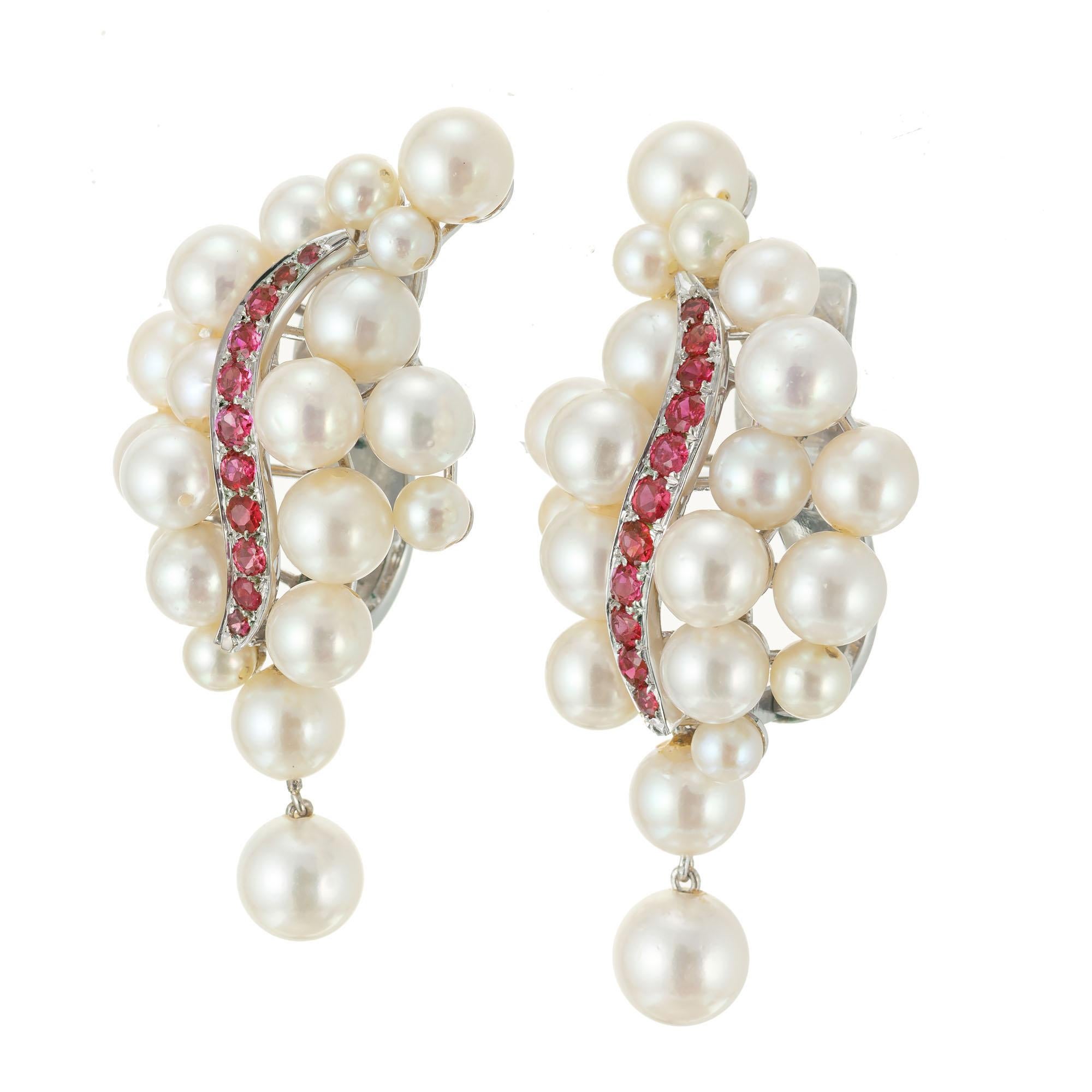 1960's Perle und Rubin Clip Post Weißgold Wirbel Design Ohrringe. Perlenbüschel mit einer Reihe von Rubinen im Rundschliff in der Mitte jedes Ohrrings. An jedem Ohrring baumelt eine Perle. 

40 Zuchtperlen in creme-grauem Farbton, 3.5mm - 6.5mm
22