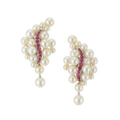 Boucles d'oreilles à clips tourbillon en or blanc avec perles et rubis de 0,80 carat 