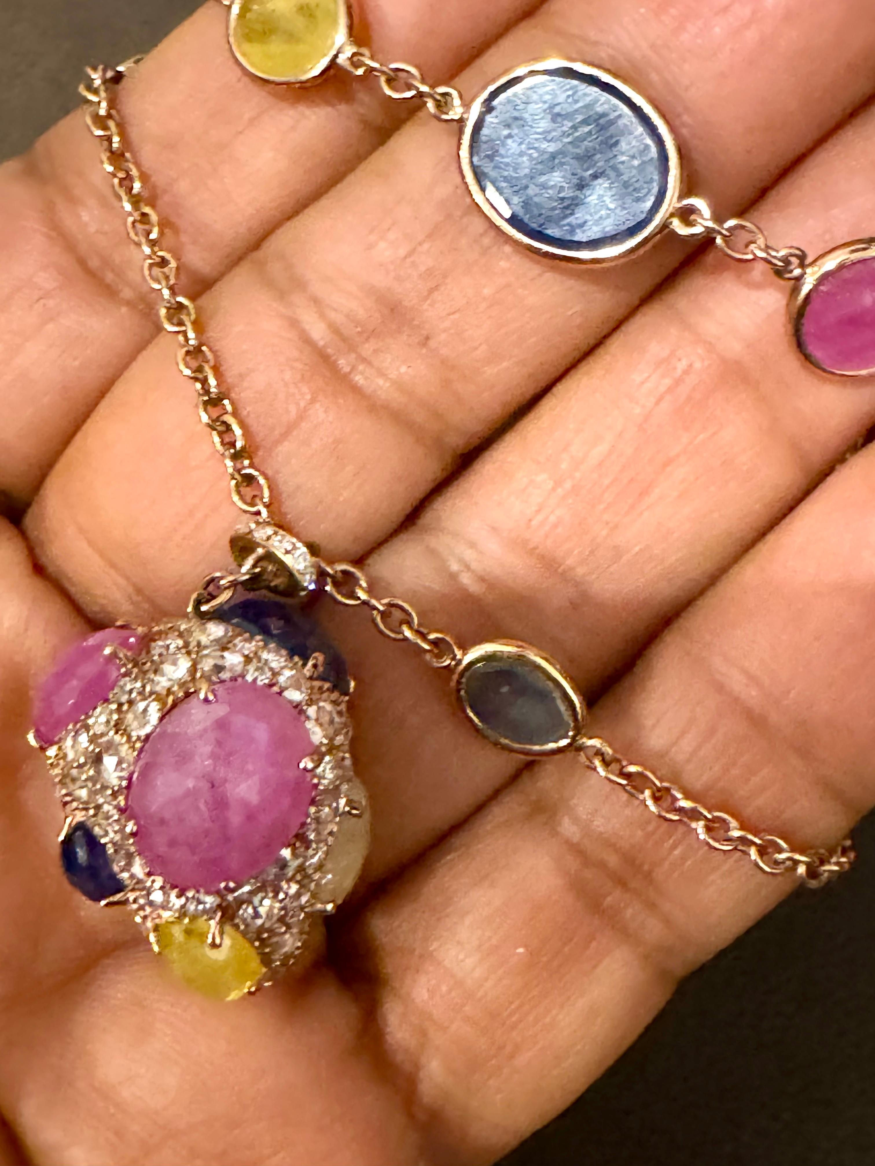 Collana con castone e zaffiri multipli incastonati da 80 carati e con diamanti in oro 18 carati, lunghezza 35