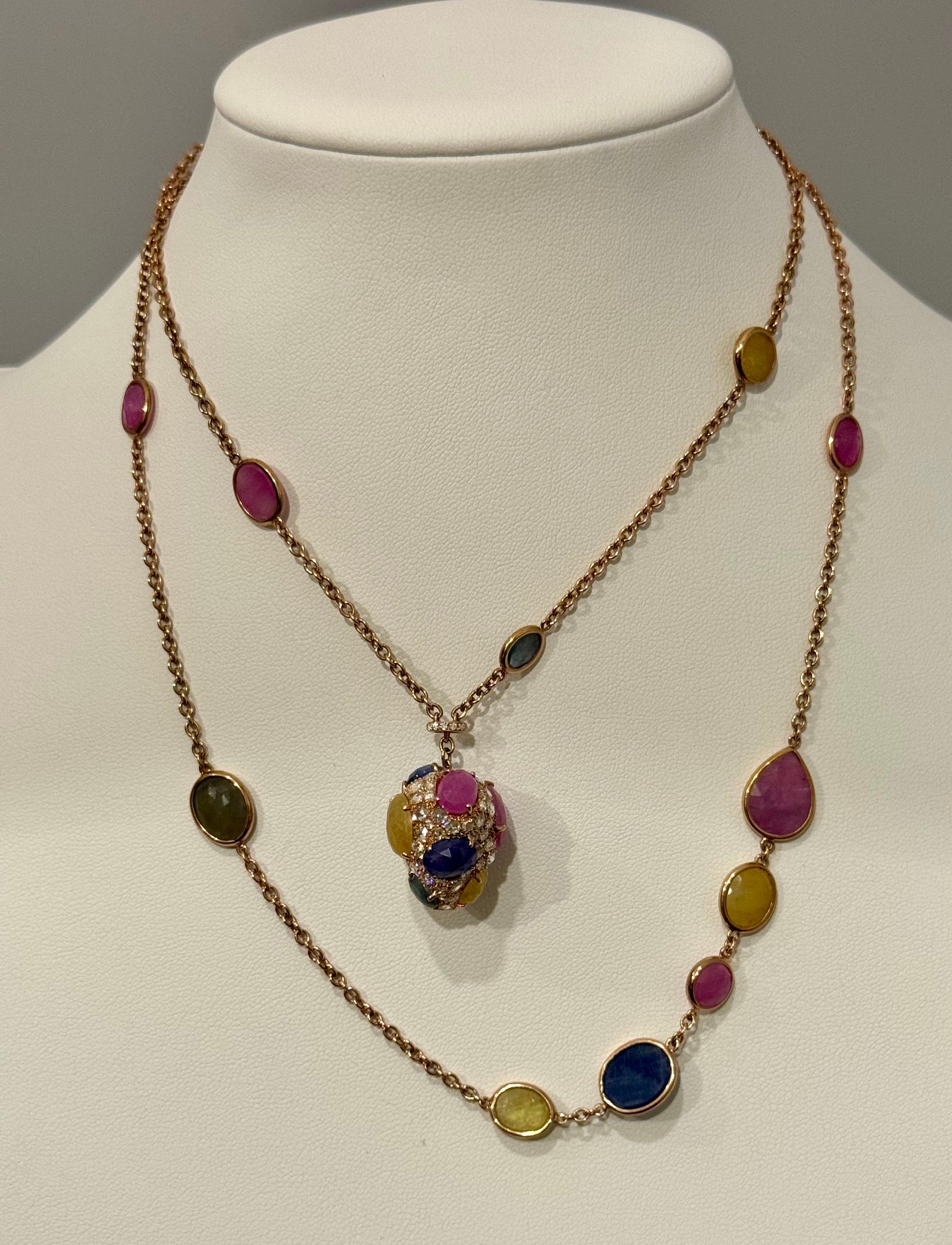 Collana con castone e zaffiri multipli incastonati da 80 carati e con diamanti in oro 18 carati, lunghezza 35