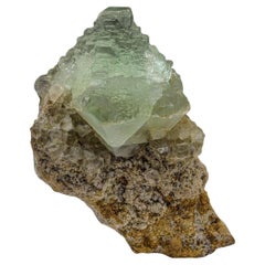 80 grammi di cristallo di fluorite verde a più fasi appollaiato su una matrice dal Pakistan