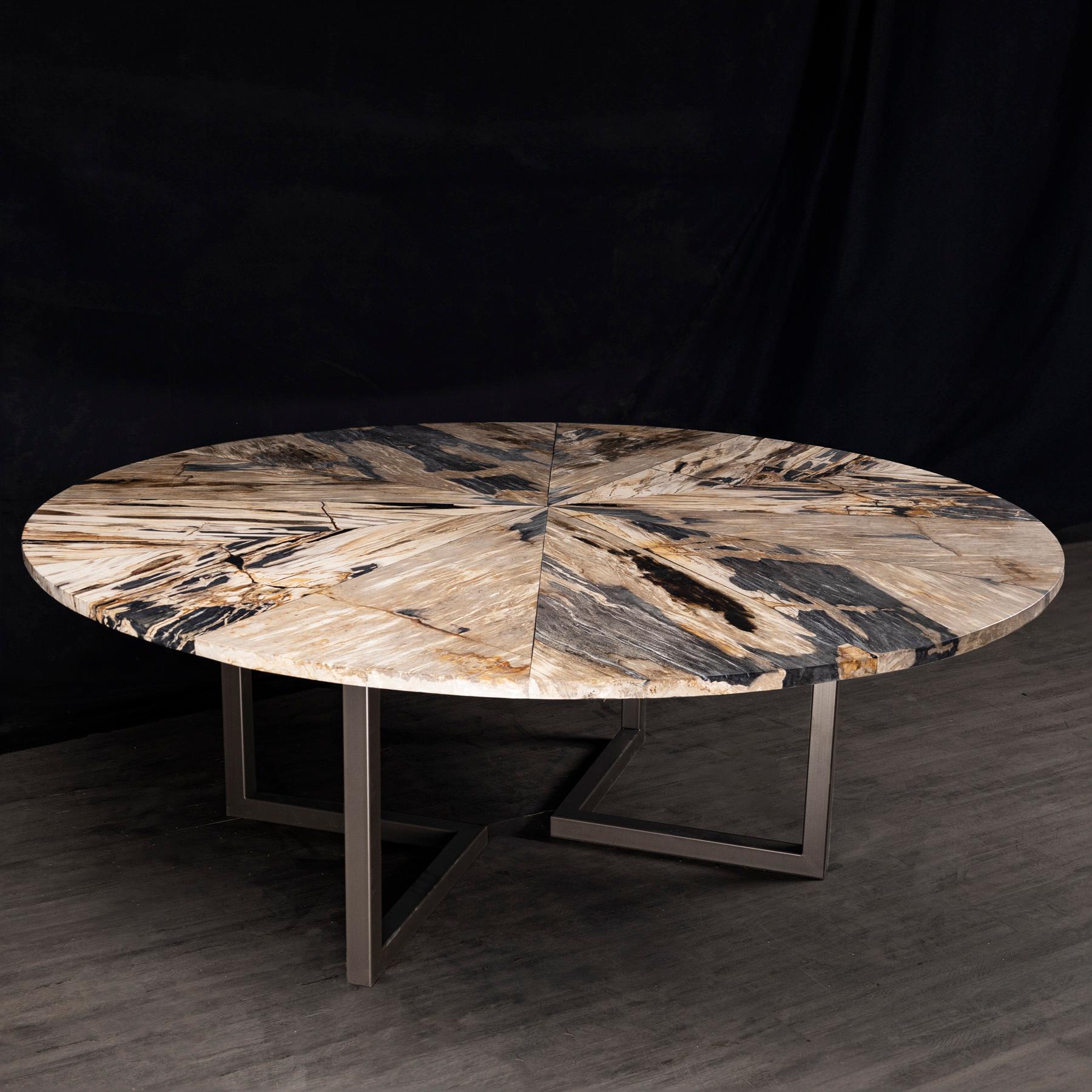 Organique Table de salle à manger ronde en bois pétrifié de 80 pouces avec base en métal en vente