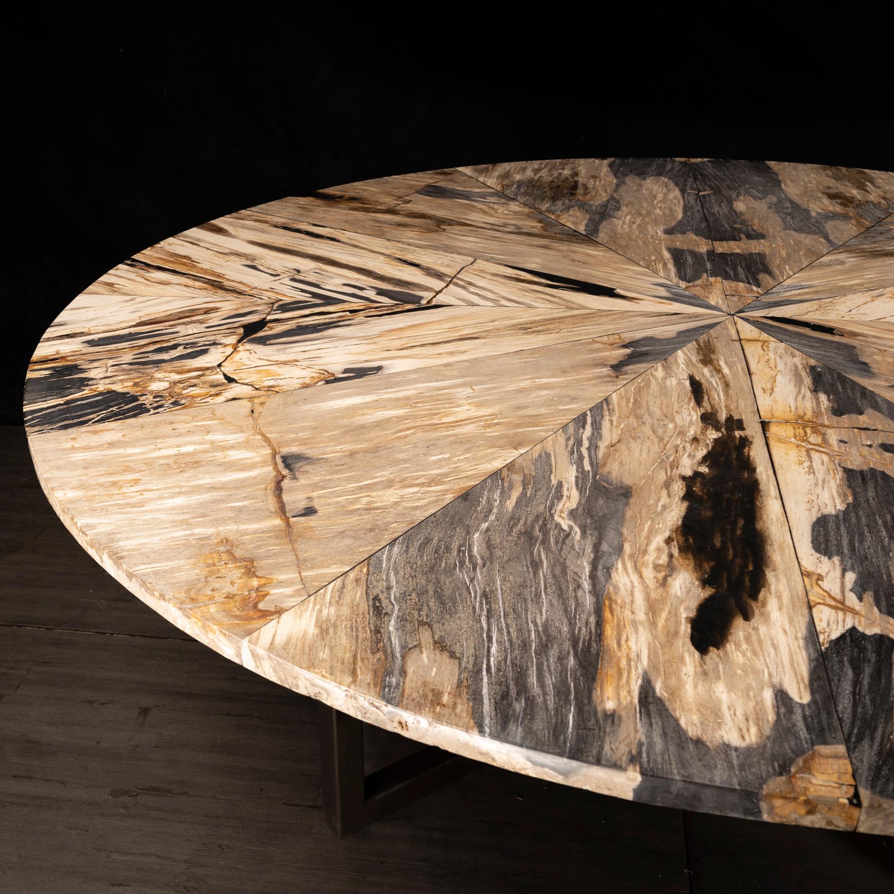 Poli Table de salle à manger ronde en bois pétrifié de 80 pouces avec base en métal en vente