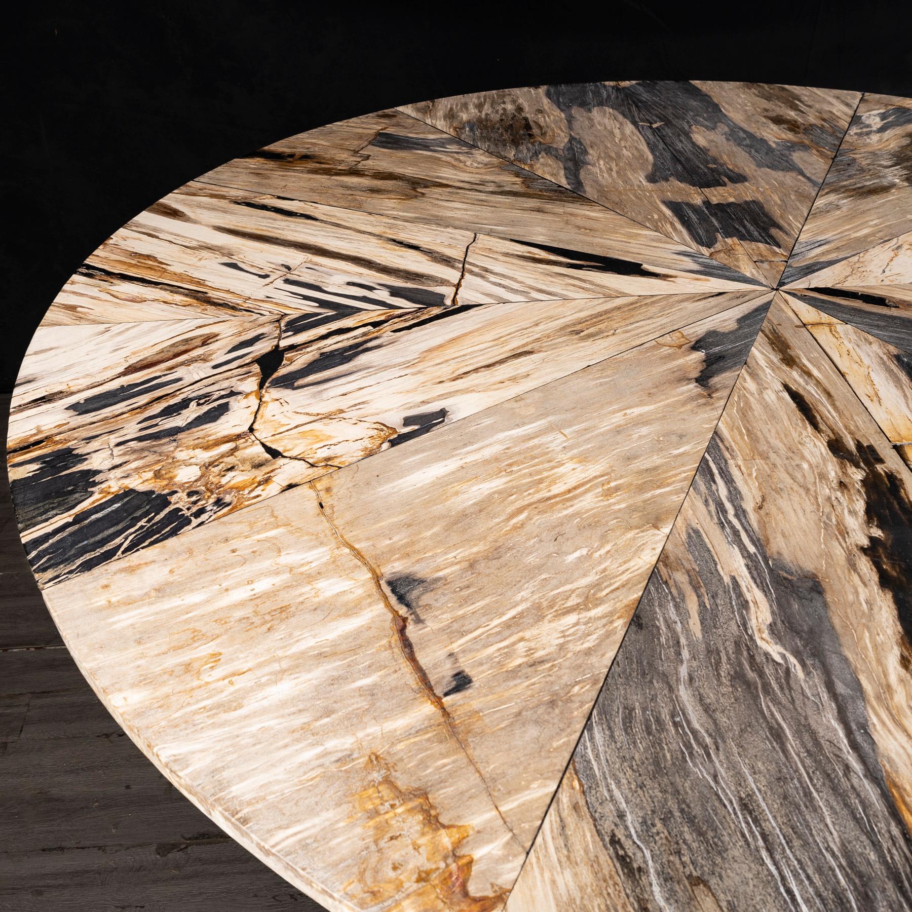 XXIe siècle et contemporain Table de salle à manger ronde en bois pétrifié de 80 pouces avec base en métal en vente