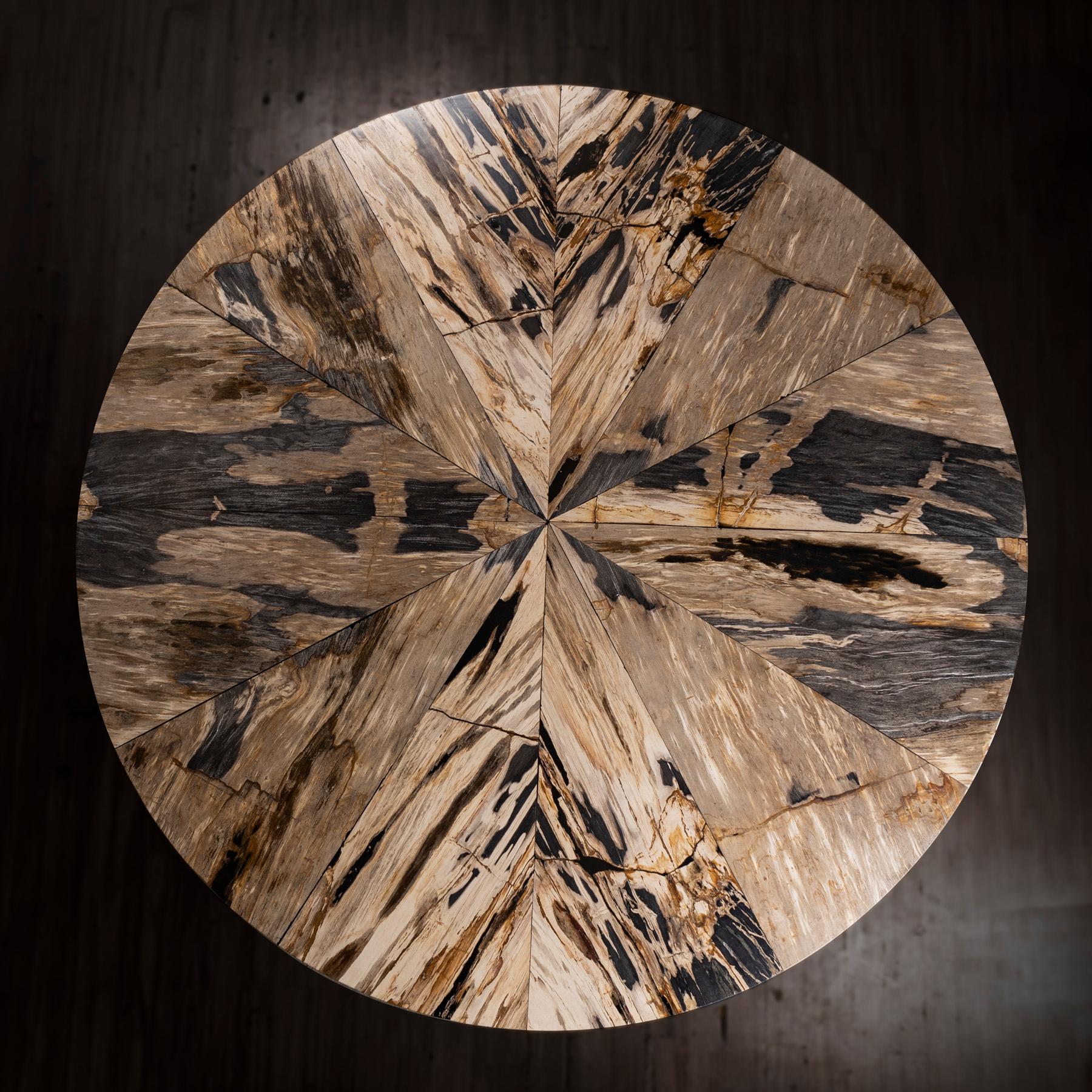 Table de salle à manger ronde en bois pétrifié de 80 pouces avec base en métal en vente 1