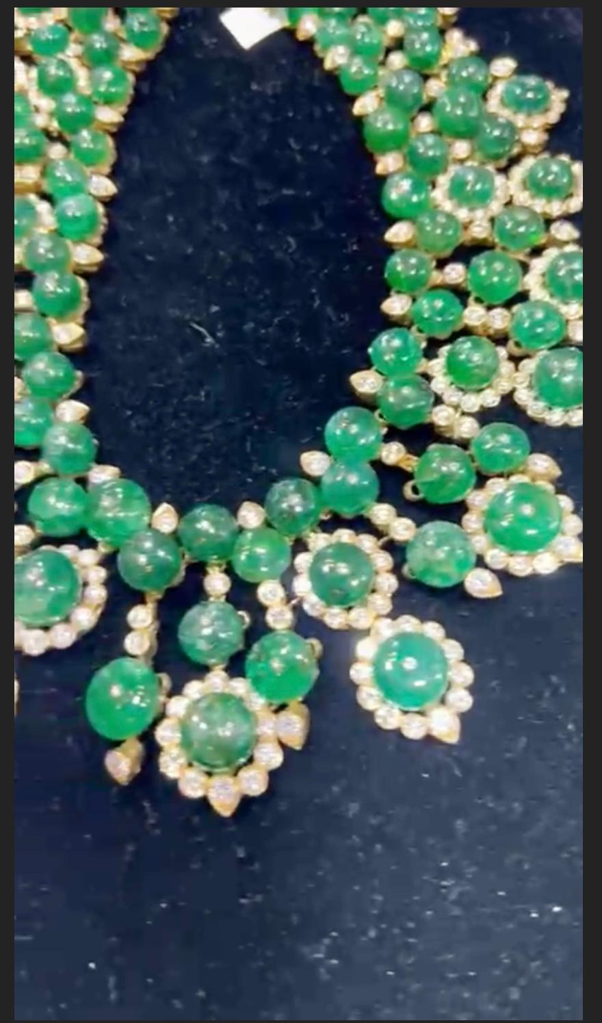 Collar de Esmeraldas de los 80 en Oro de 18k Esmeraldas de 227 ct y Diamantes de 56 ct Baguette cónica en venta