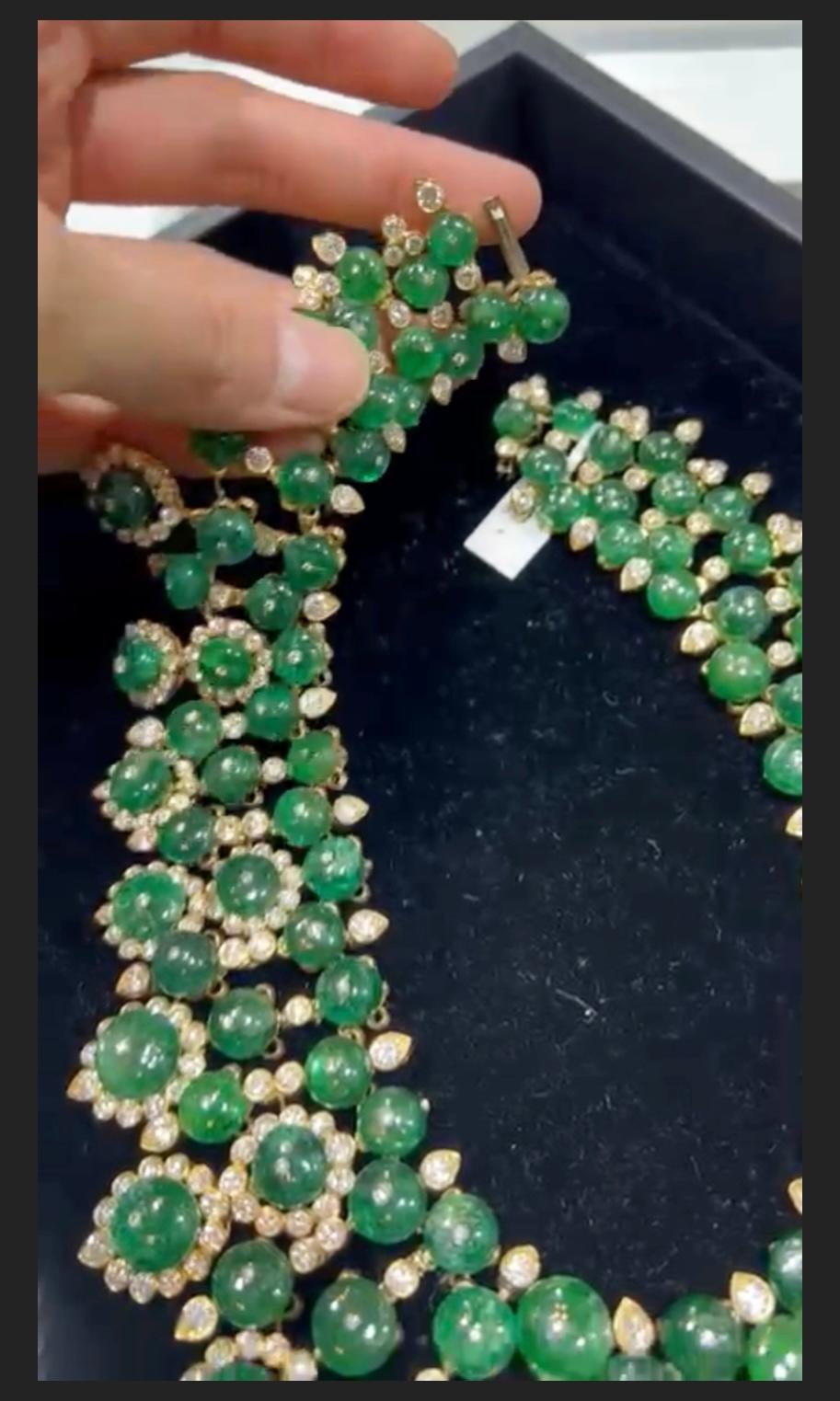 Collar de Esmeraldas de los 80 en Oro de 18k Esmeraldas de 227 ct y Diamantes de 56 ct en Excelente estado para la venta en Bilbao, ES