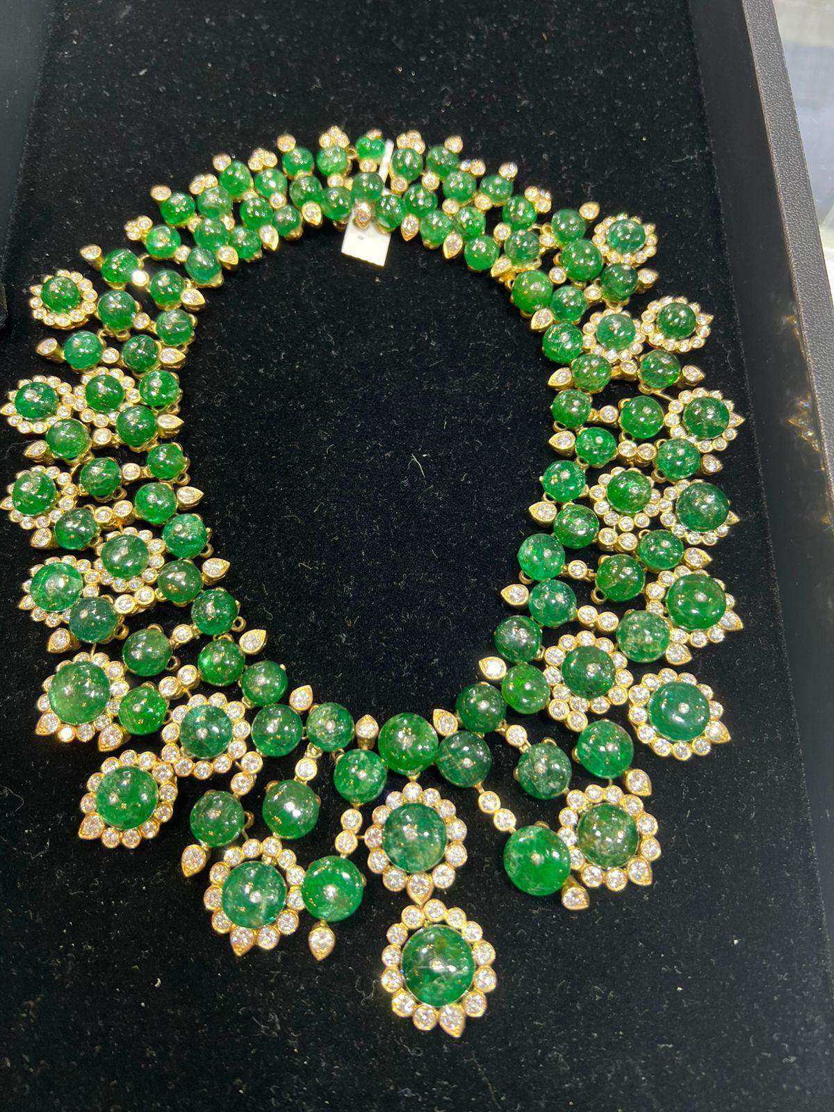 Collar de Esmeraldas de los 80 en Oro de 18k Esmeraldas de 227 ct y Diamantes de 56 ct en venta 1