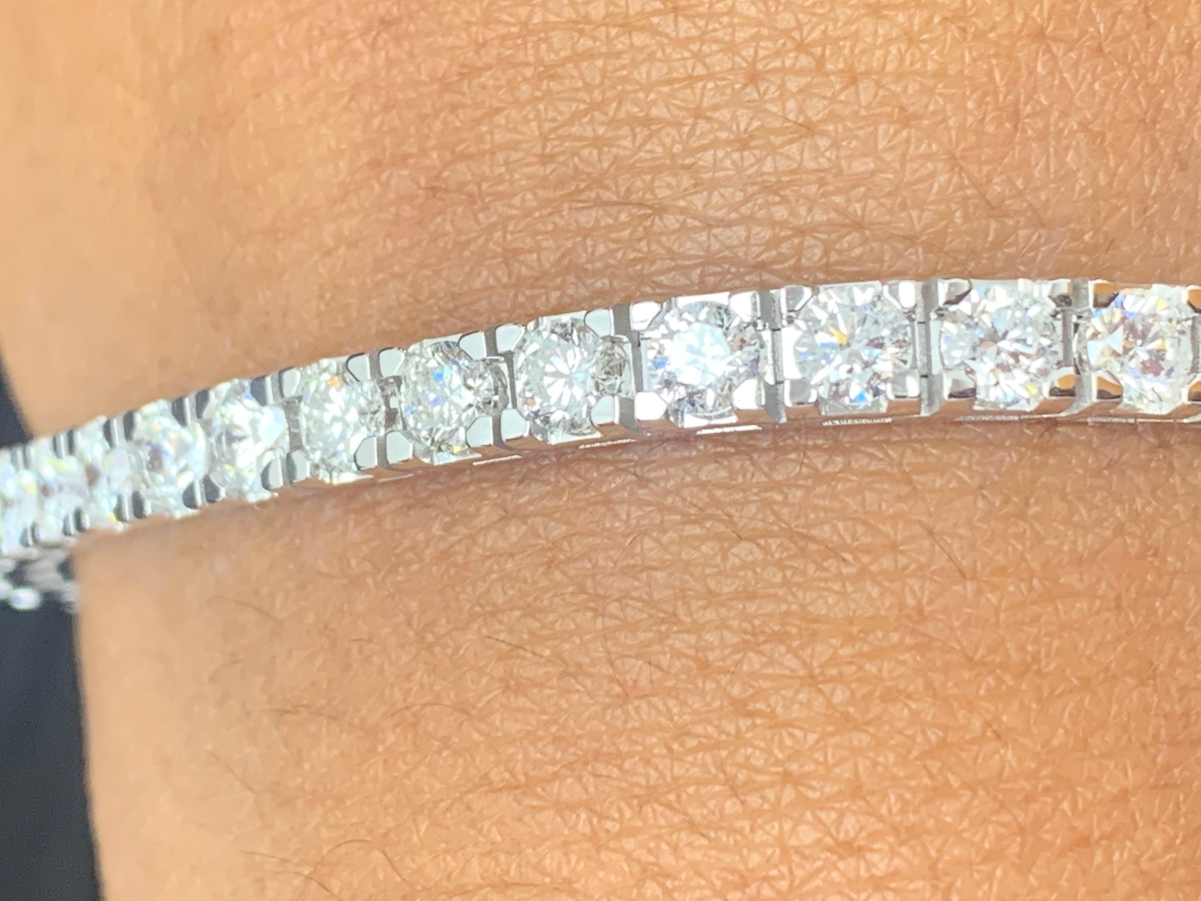 Un bracelet de tennis classique mettant en valeur une rangée de diamants ronds et brillants, sertis dans une monture en or blanc 14k poli. 42 diamants pèsent 8,00 carats au total et sont de couleur GH et de pureté SI1.

Style disponible dans