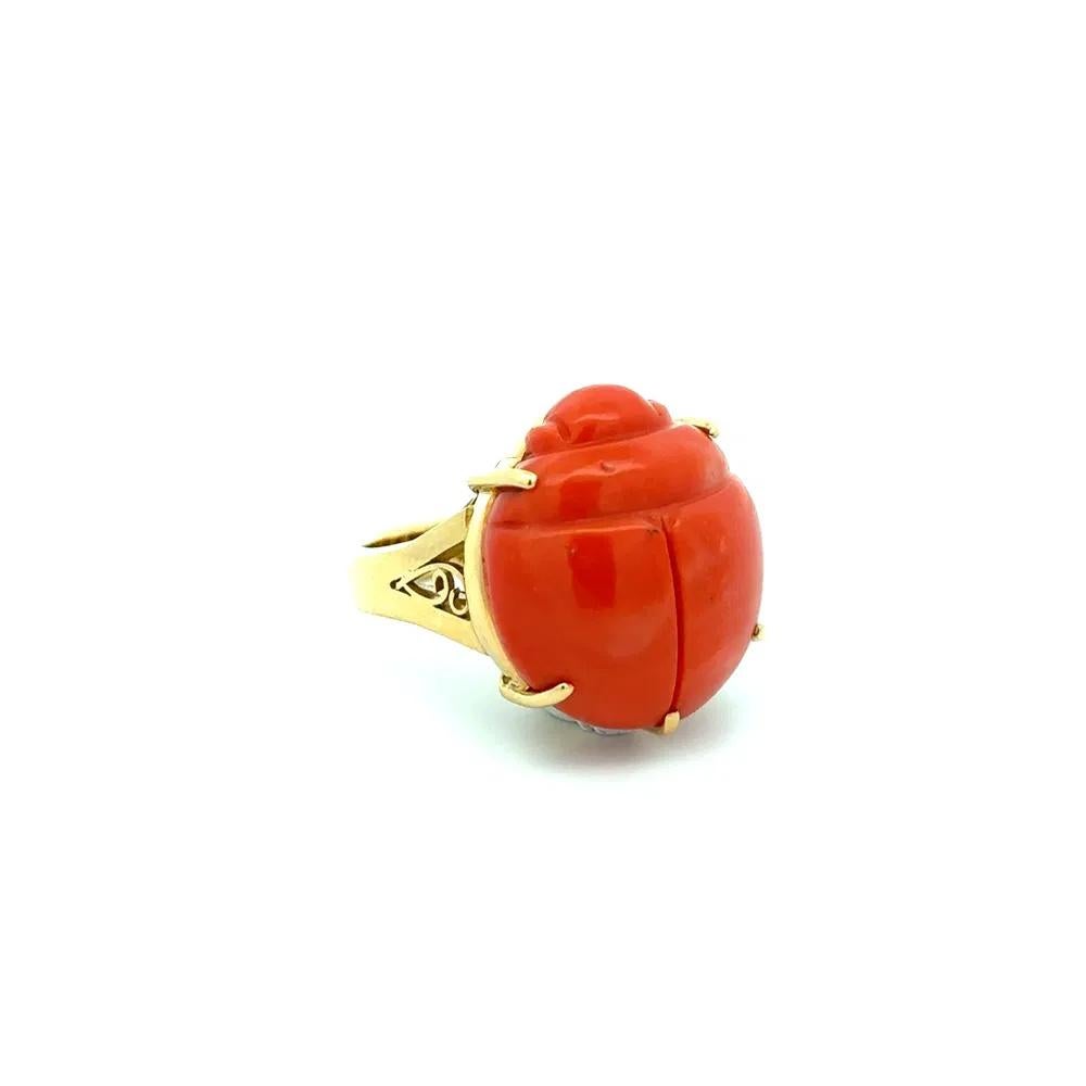 Einfach schön! Vintage Carved Red Coral Scarab Gold Ring. Mit einer geschnitzten roten Koralle Skarabäus, Messung ca. 1,10'' X 0,80''. Handgefertigte Fassung aus 18K Gelbgold. Ring Größe 5,5, wir bieten Ring Größe ändern. Mehr Schönes in Echtzeit!