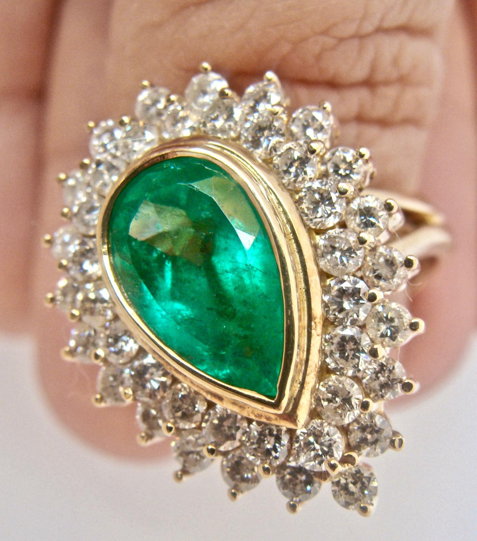 Women's 8.00 Carat Colombian Natural Emerald Diamonds Cocktail Ring 18 Karat Gold For Sale
