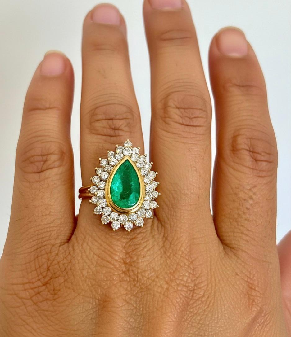 Dies ist ein feiner natürlicher kolumbianischer Smaragd im Birnenschliff mit einem Gewicht von 6,00 Karat, lebhafter mittelgrüner Farbe, ausgezeichneter Klarheit und Transparenz. Zweiter Stein, natürliche runde Diamanten im Brillantschliff mit einem