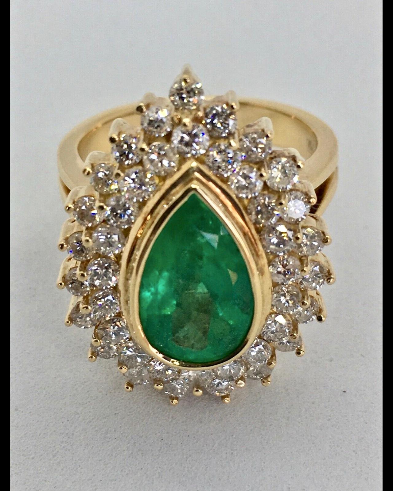Pear Cut 8.00 Carat Colombian Natural Emerald Diamonds Cocktail Ring 18 Karat Gold For Sale