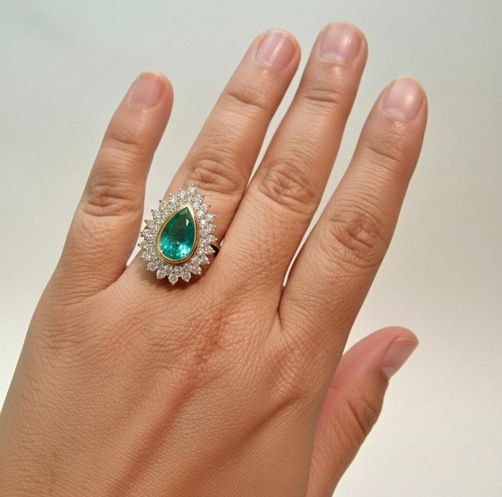 8,00 Karat kolumbianischer natürlicher Smaragd-Diamant-Cocktailring aus 18 Karat Gold (Tropfenschliff) im Angebot