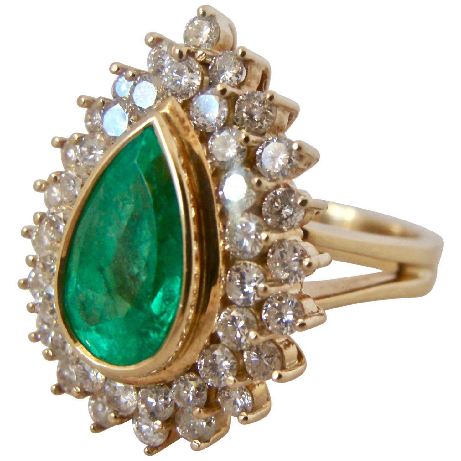 8.00 Carat Colombian Natural Emerald Diamonds Cocktail Ring 18 Karat Gold For Sale