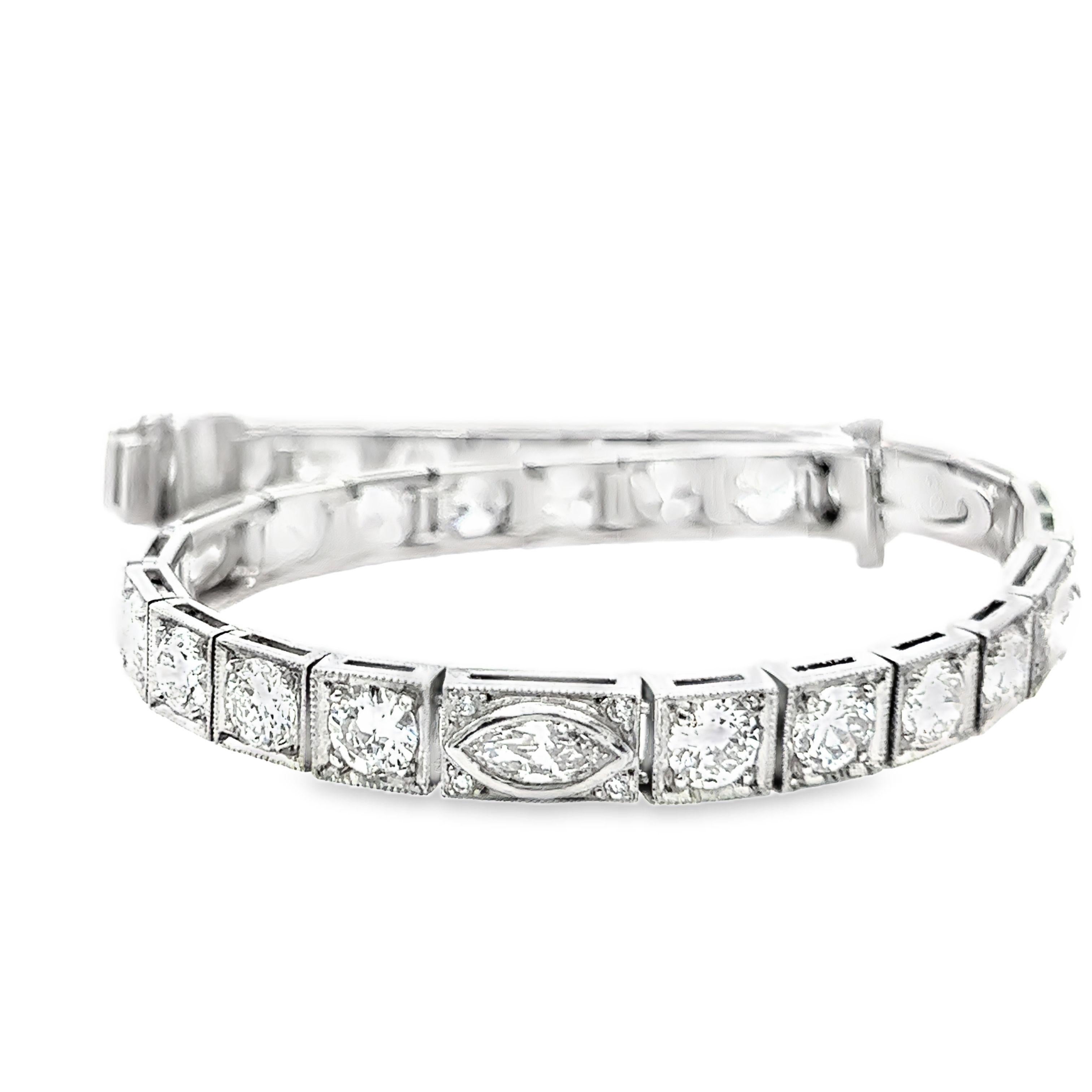 Immergiti nel glamour dell'epoca Art Deco con questo raffinato Bracciale di diamanti Art Deco d'epoca, impreziosito da un'abbagliante esposizione di 8,00 carati di diamanti taglio marquise e tondo di colore G e purezza VS elegantemente incastonati