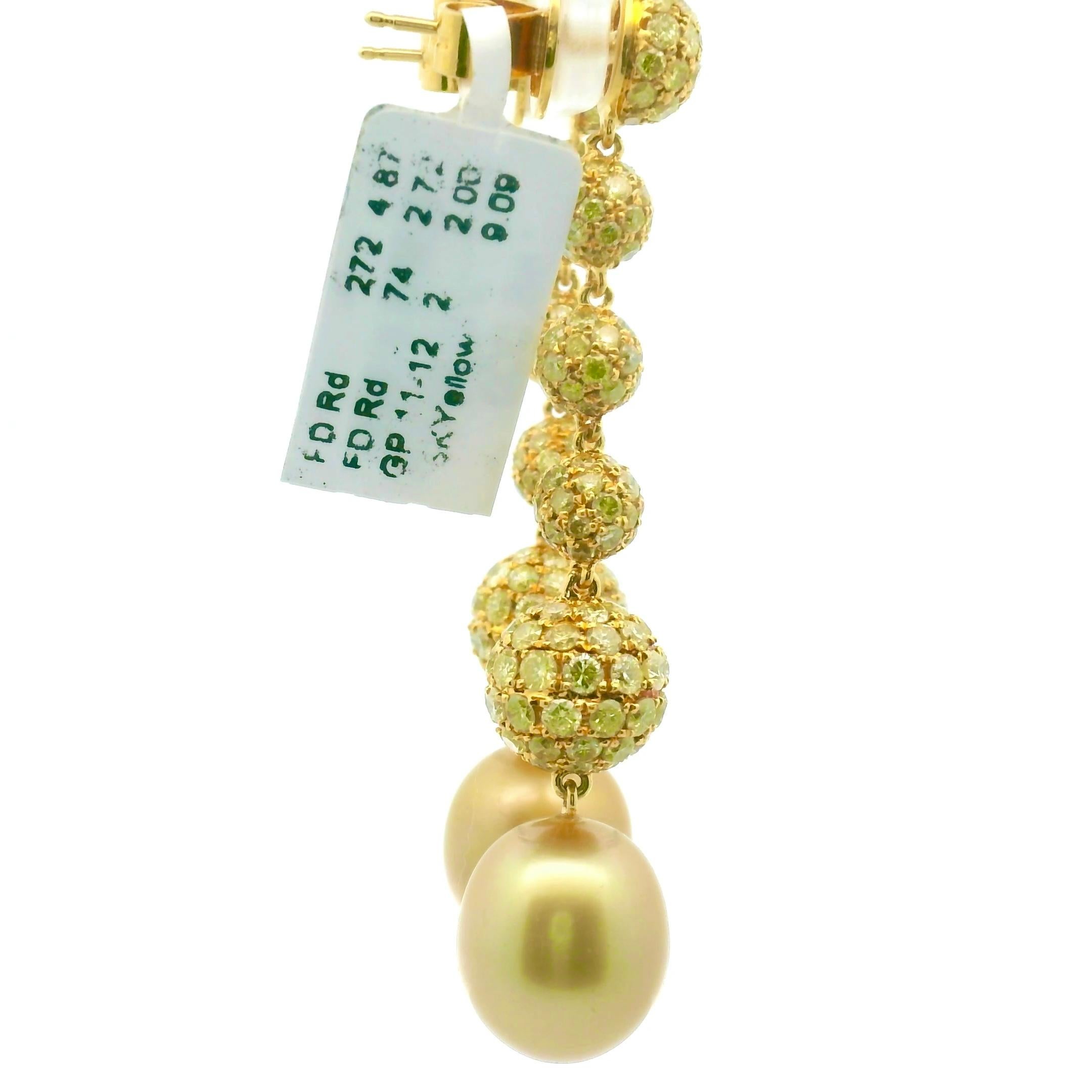 Fabuleuse paire de boucles d'oreilles pendantes faites à la main avec un pavé de diamants naturels de couleur jaune. Convient à toutes les occasions. Montées en or blanc 18 carats, elles présentent chacune cinq boules de diamants Pavé