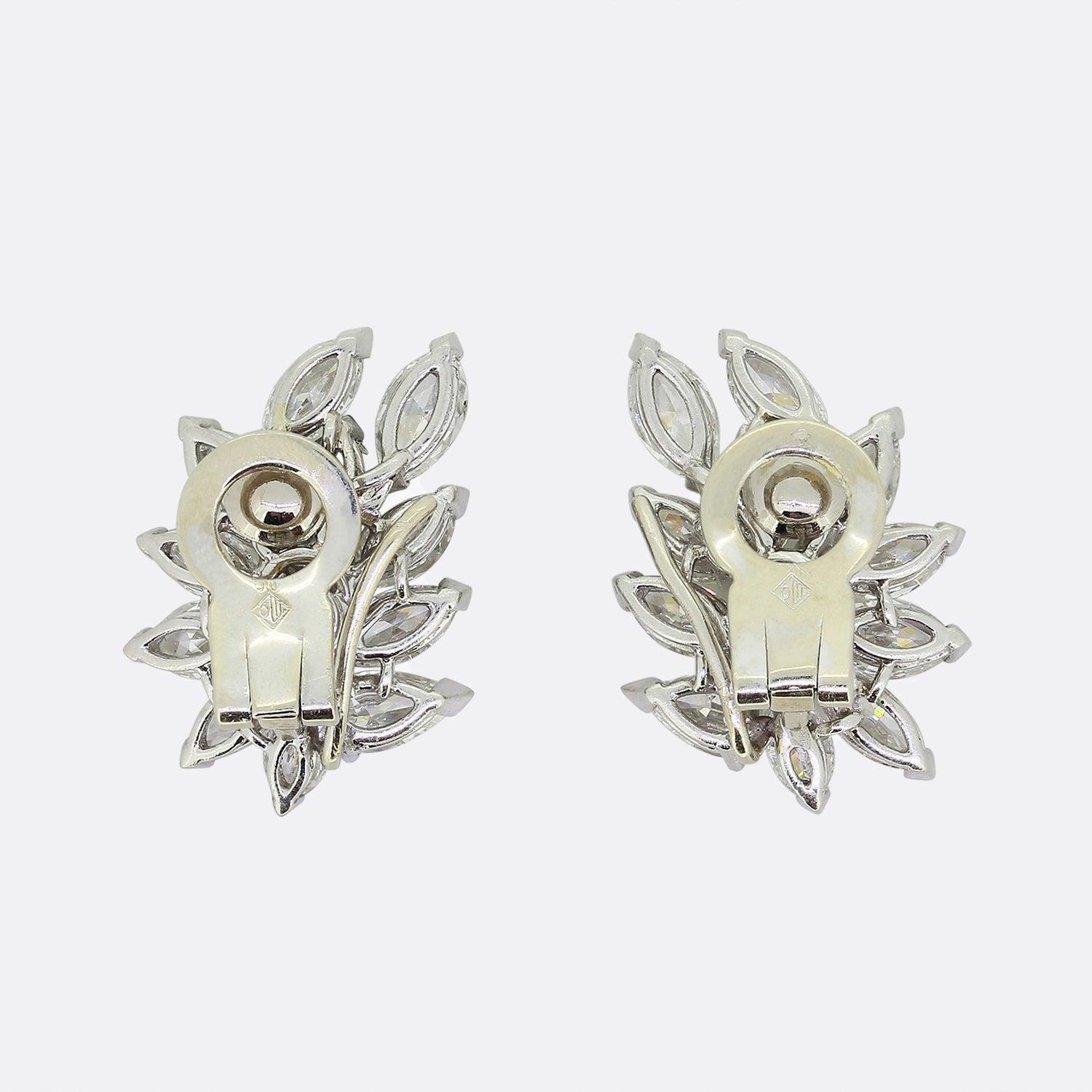 Aquí tenemos un extraordinario par de pendientes de diamantes Alexandrov de oro blanco de 18 ct. Cada pieza está engastada con una impresionante variedad de diamantes talla marquesa y pera en una formación de racimo; todos ellos están parcialmente