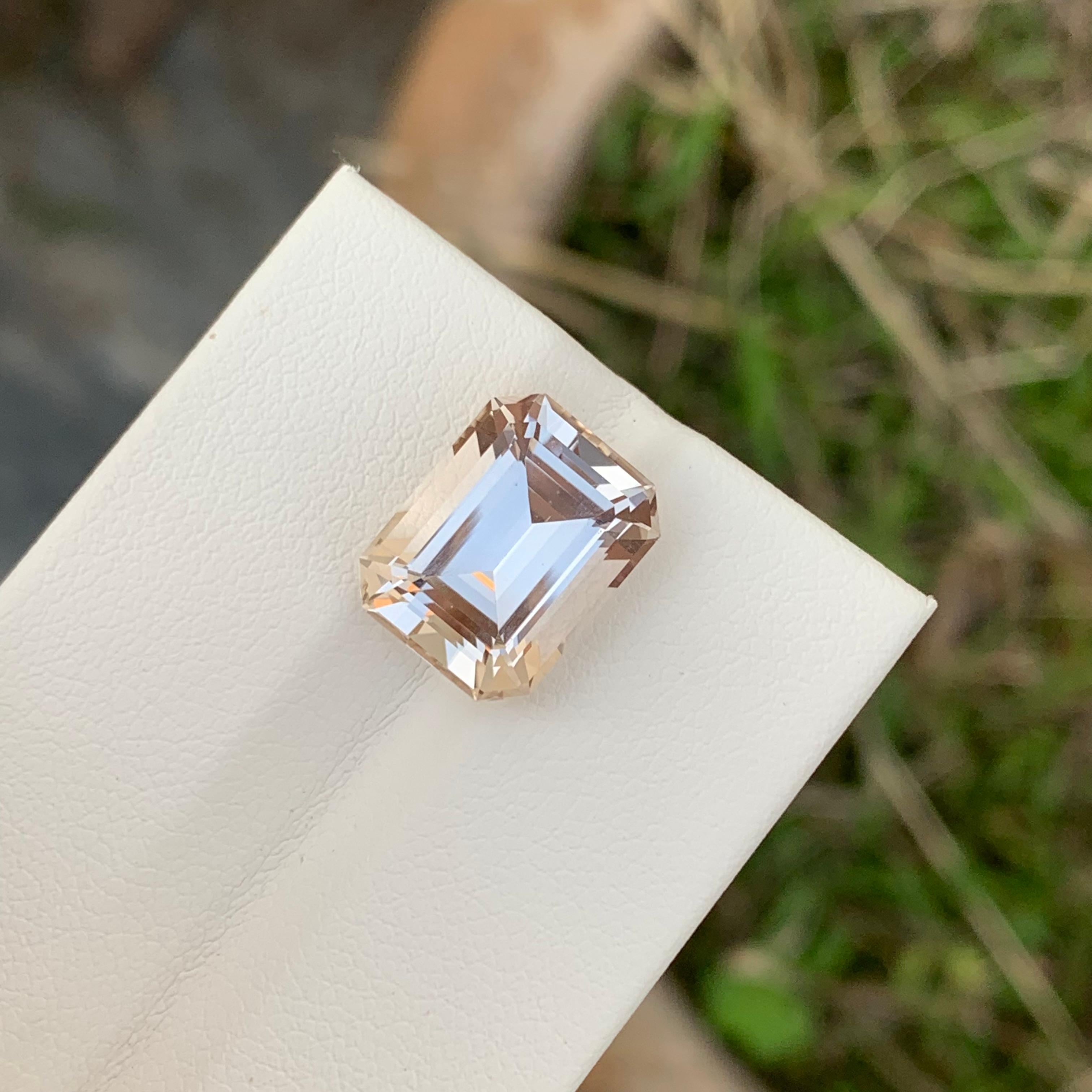 Women's or Men's 8.00 Carat Natural Loose Golden Topaz Emerald Shape Gem For Necklace Jewellery For Sale