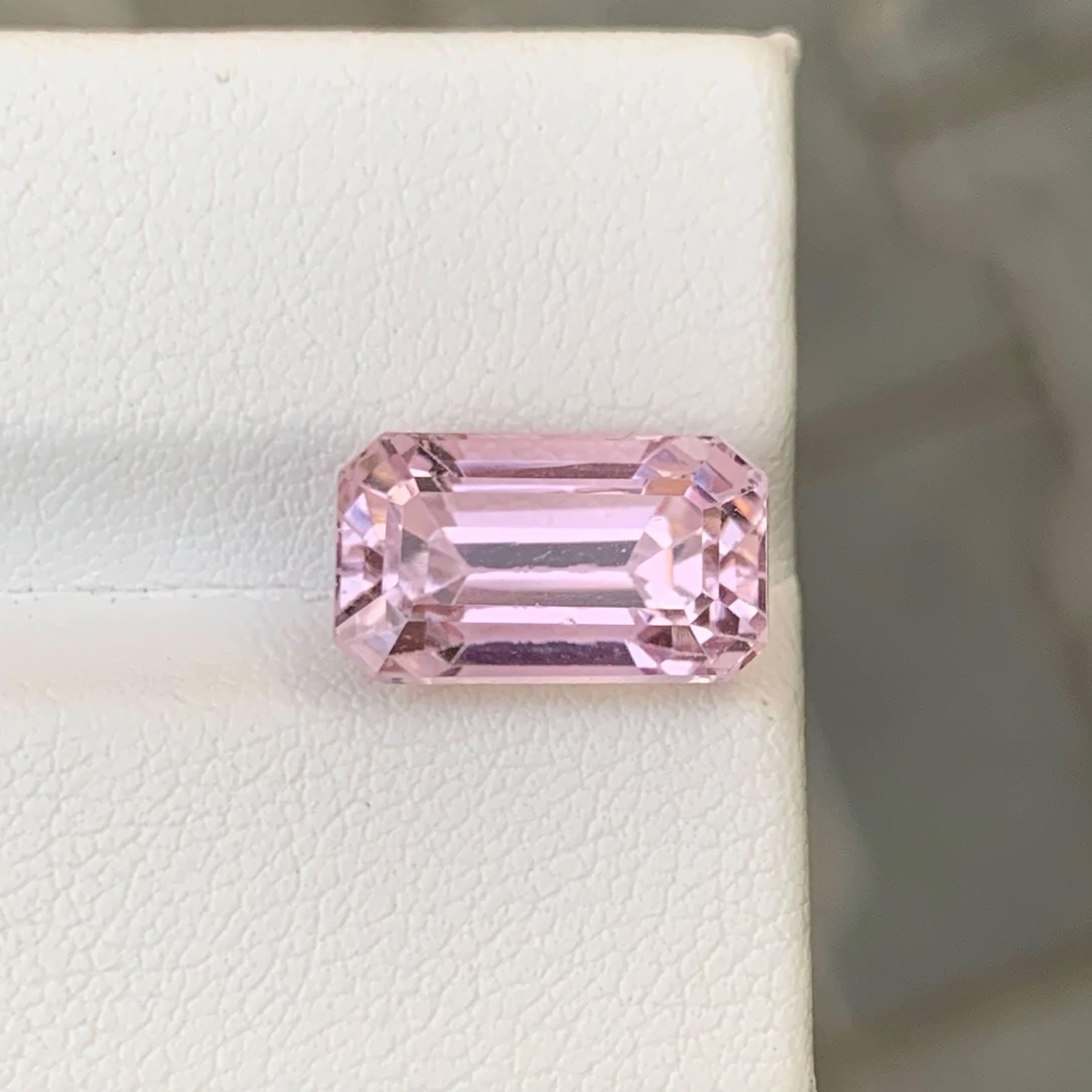Gewicht 8,00 Karat 
Abmessungen 12,7x7,4x8,8 mm
Behandlung Bestrahlt
Herkunft Afghanistan 
Clarity Eye Clean 
Form Schliff Smaragd 





Dieser 8,00 Karat schwere, natürliche, lose, rosafarbene Kunzitstein hat einen faszinierenden Smaragdschliff,