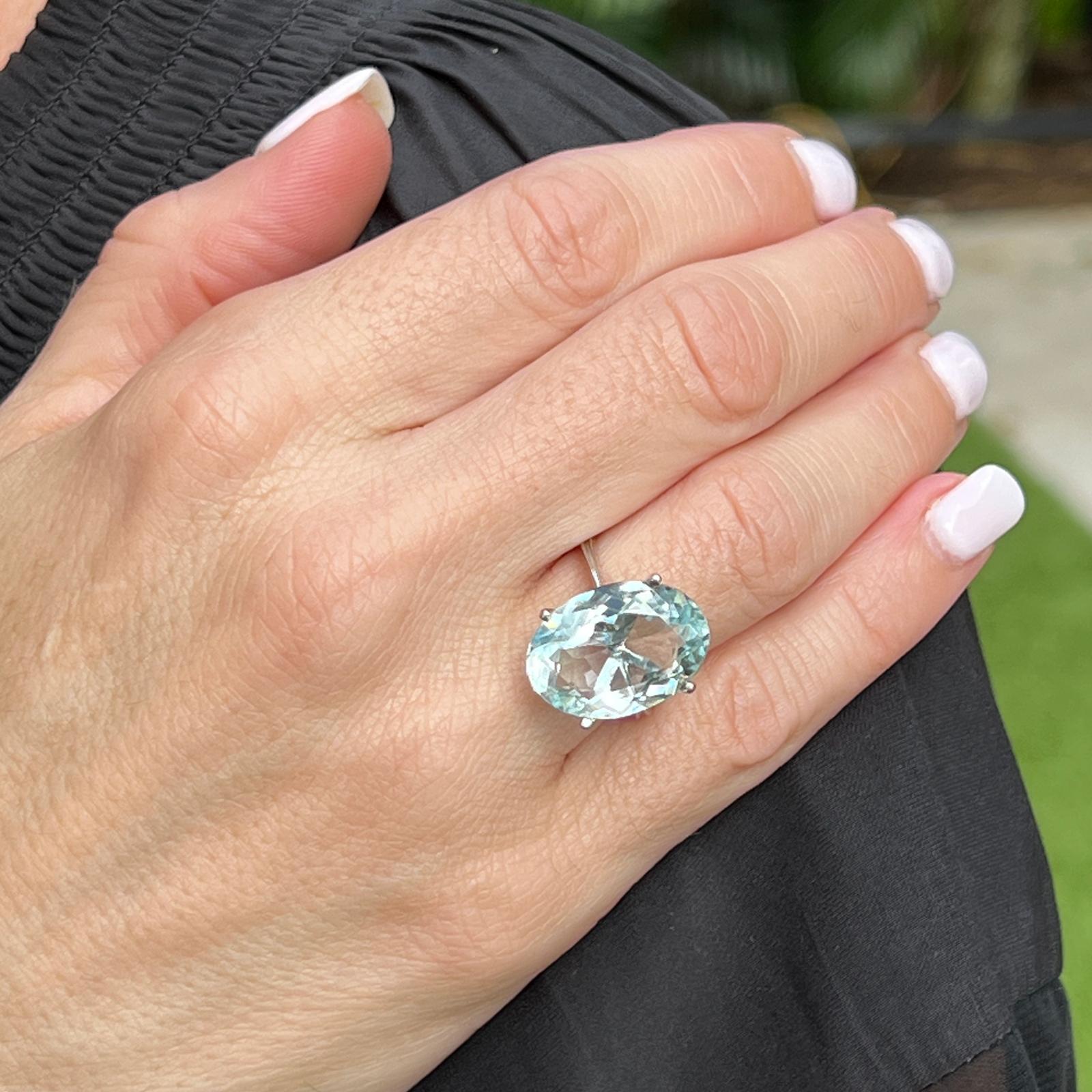 Bague de cocktail en or blanc 18 carats ornée d'une aigue-marine ovale. La bague est ornée d'une aigue-marine ovale d'environ 8,00 carats sertie dans une monture en or blanc 18 carats à quatre griffes. La bague est actuellement de taille 7 (peut