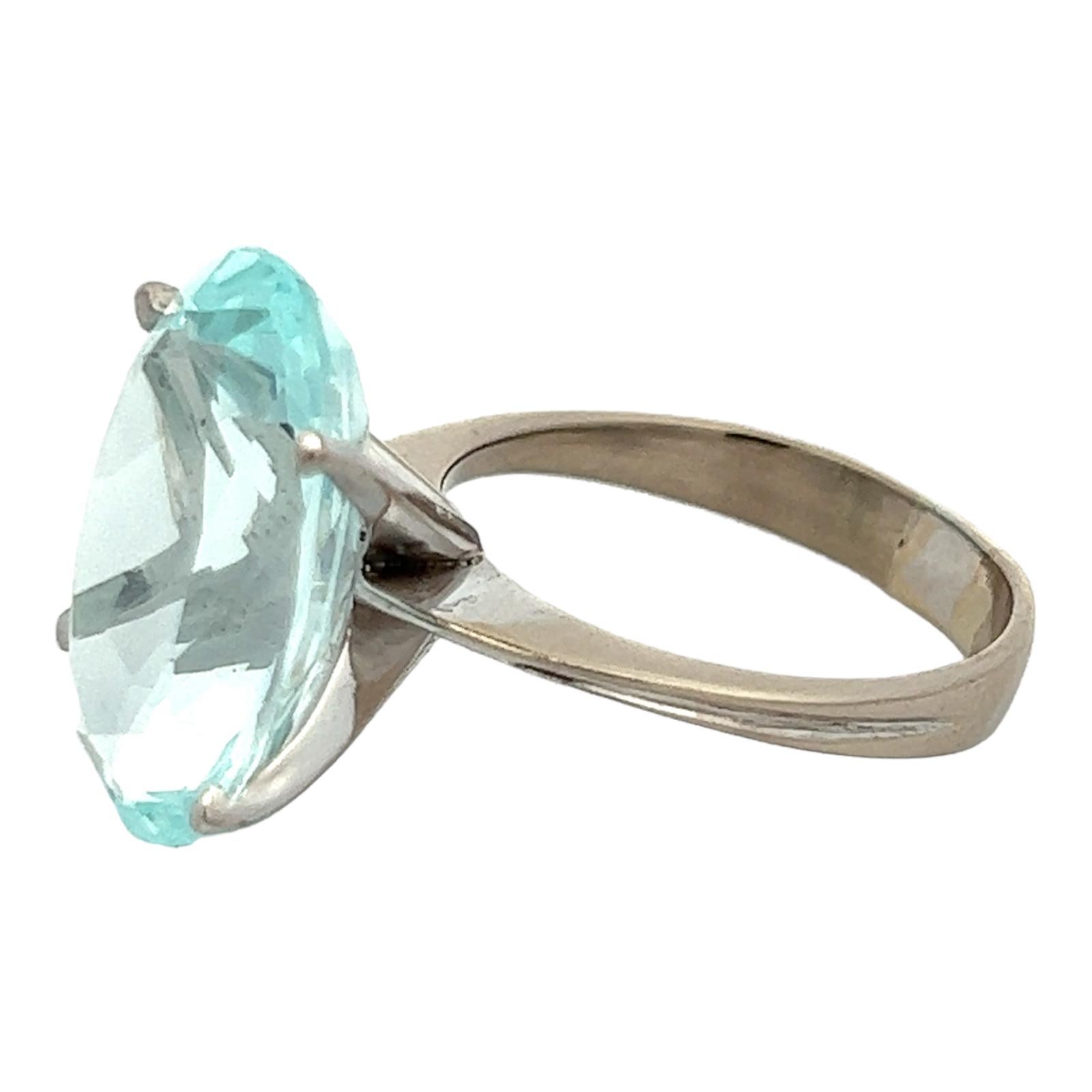 Taille ovale 8.00 Aigue-marine ovale en or blanc 18 carats Bague Cocktail Estate