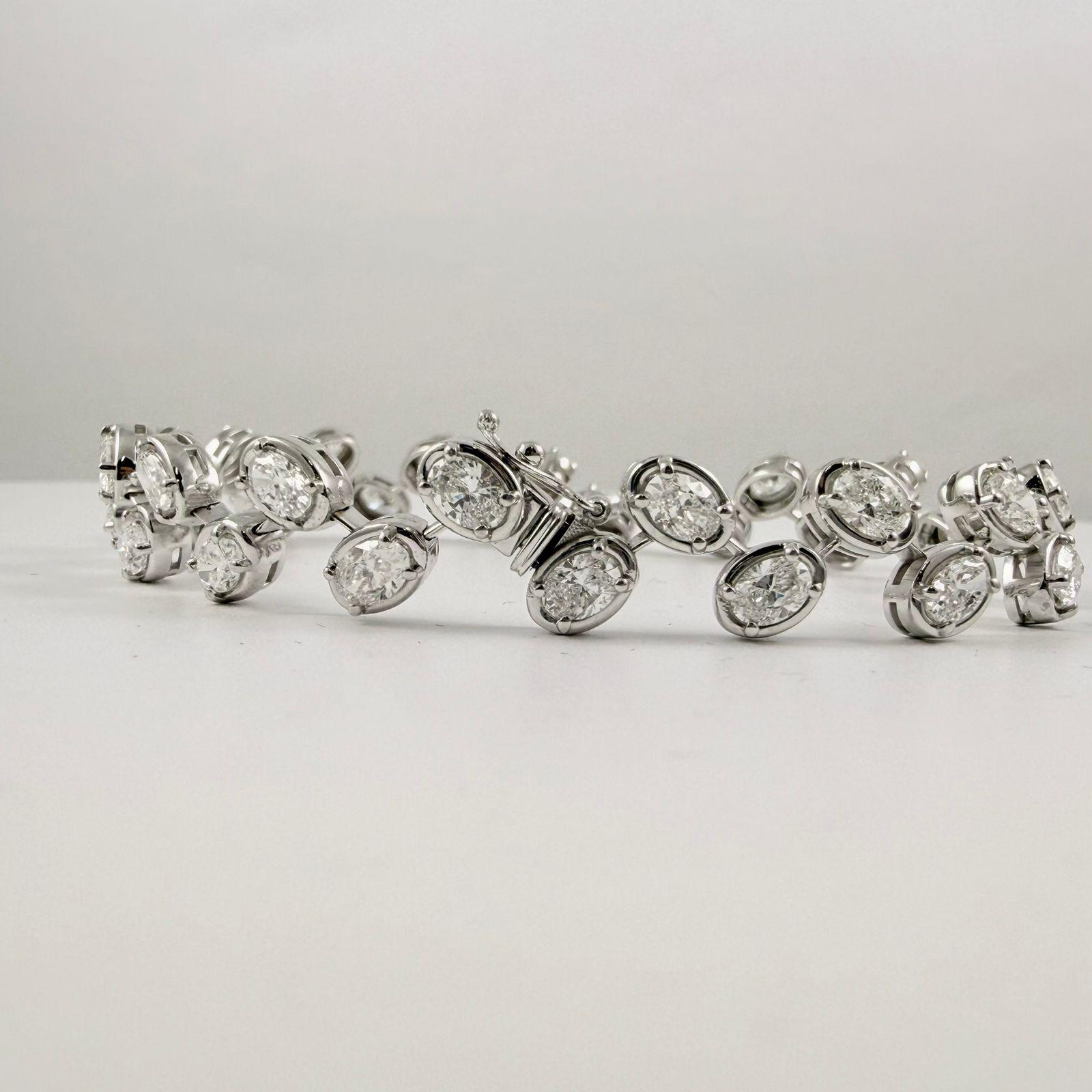 Una reinvención contemporánea de la intemporal pulsera tenis, este diseño de 8,00 quilates muestra una línea completa de diamantes de talla ovalada, cada uno engastado individualmente en bisel en cálido oro blanco de 14 quilates. Los elegantes