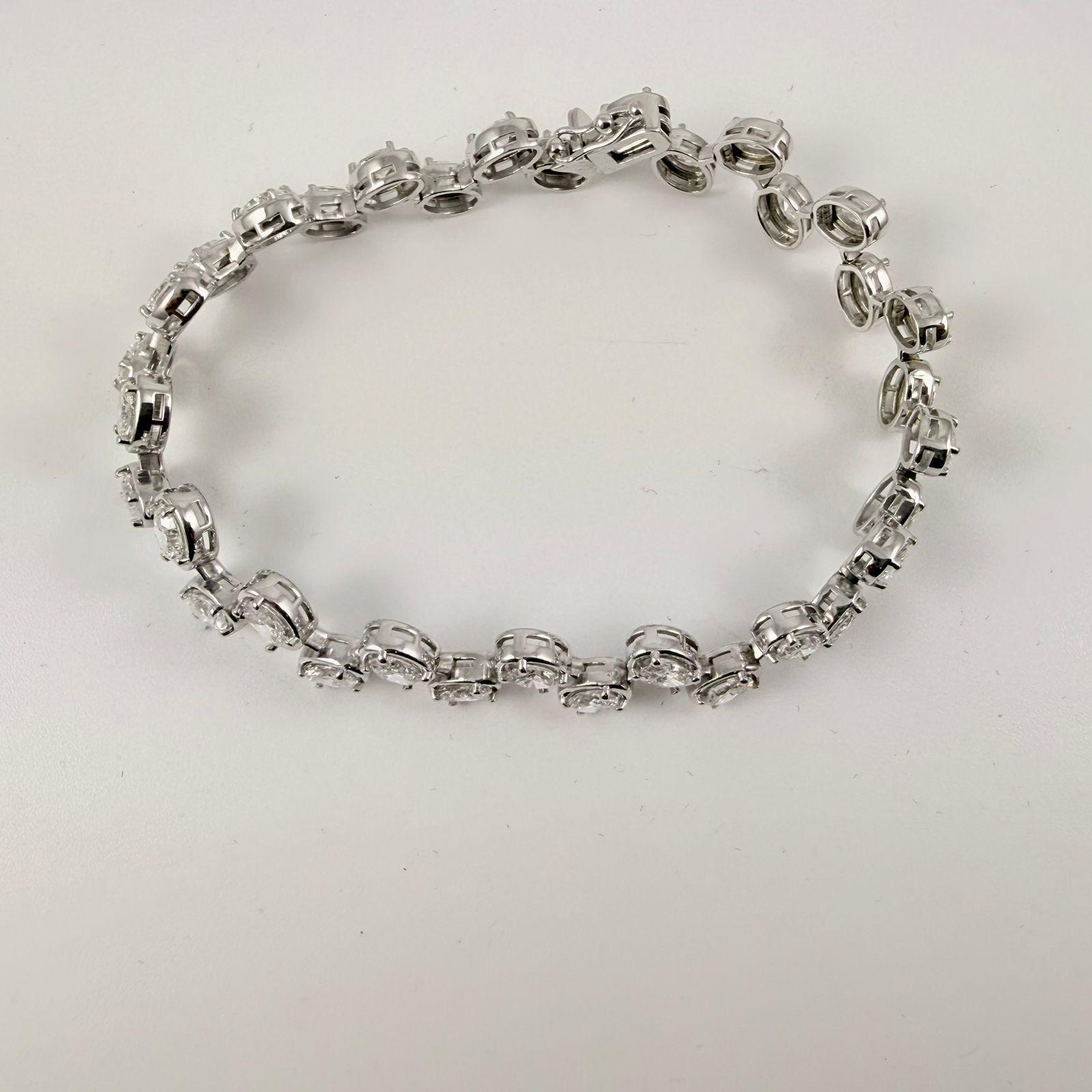 Pulsera de oro blanco de 14 quilates con bisel de burbuja, talla oval y 8,00 quilates Moderno en venta