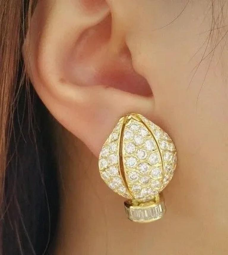 Pave Diamond Earrings with 8.00 carat of Round and Baguette Diamonds in 18k Yellow Gold

Diamond Pave Earrings feature 90 Round Brilliant Diamonds arranged in a balloon-shaped style, accented with 14 Baguette Diamonds set in high-polished 18k Yellow