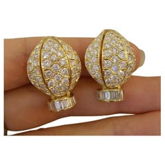 Boucles d'oreilles en or jaune 18 carats avec diamants pavés ronds et baguettes de 8,00 carats