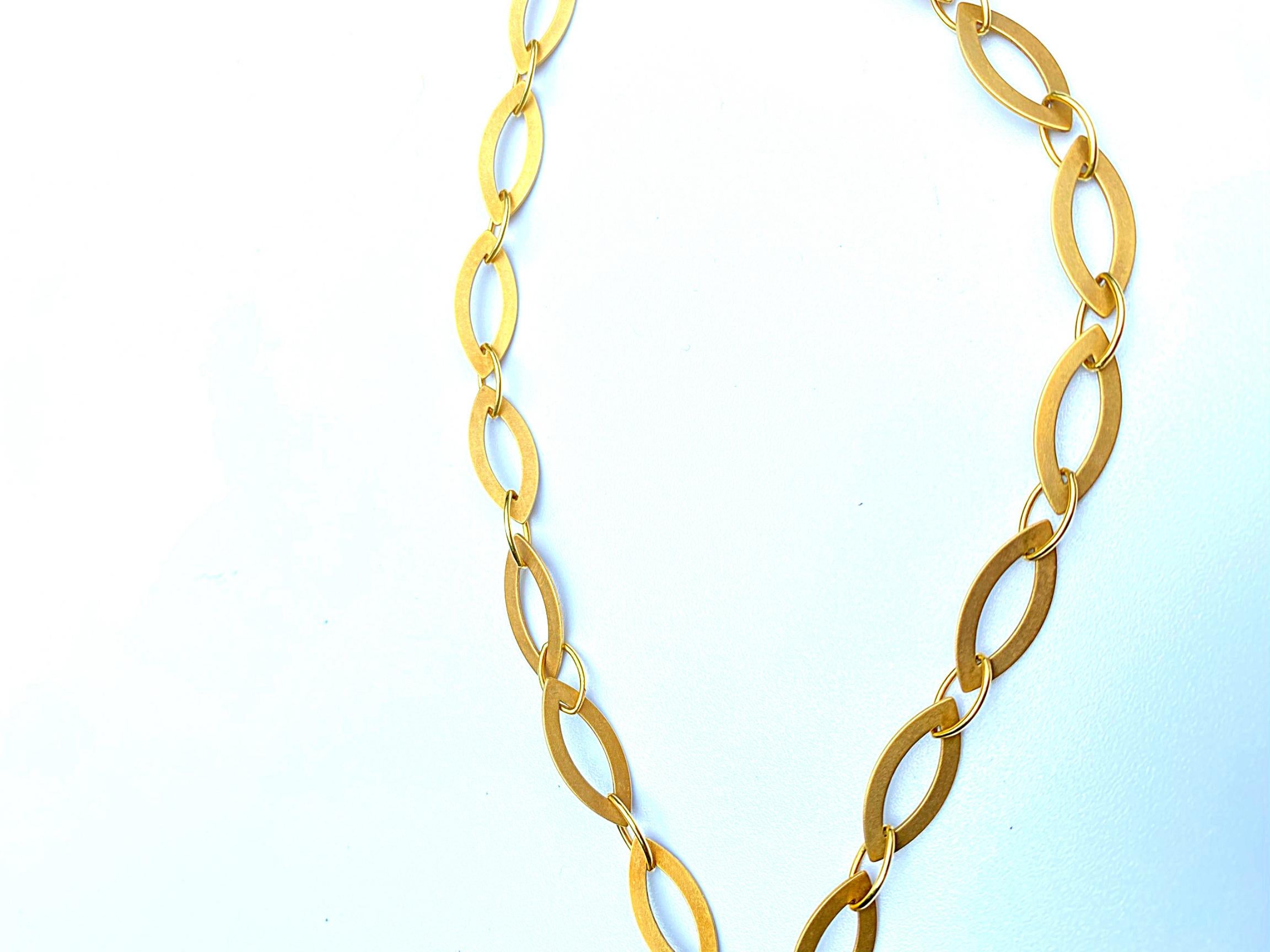 8.00 Carat Pear Shape Blue Topaz Drop Pendant Necklace 18k Yellow Gold For Sale 1