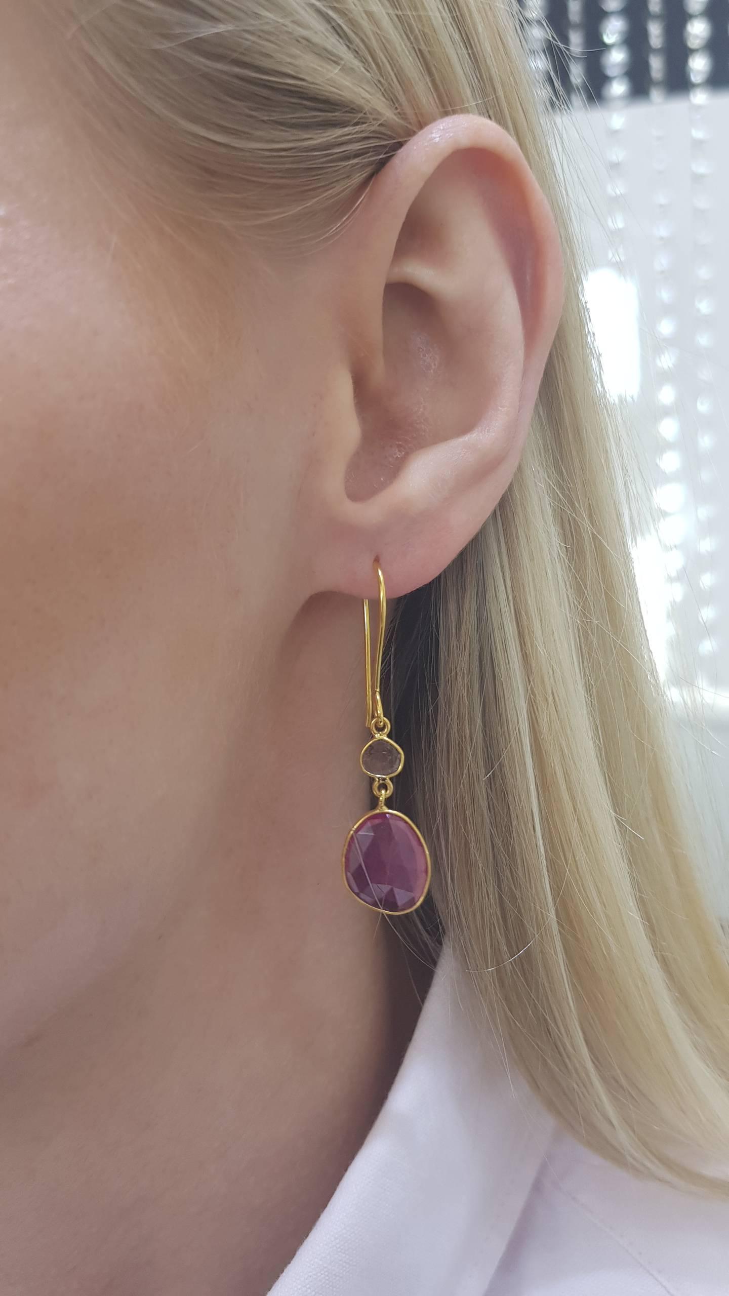 Ces superbes boucles d'oreilles en rubis taille rose de 7,75 carats avec deux tranches de diamant de 0,25 carat serties dans de l'or jaune 18 carats. Chaque pièce est fabriquée à la main avec des pierres précieuses de forme unique. Ces boucles