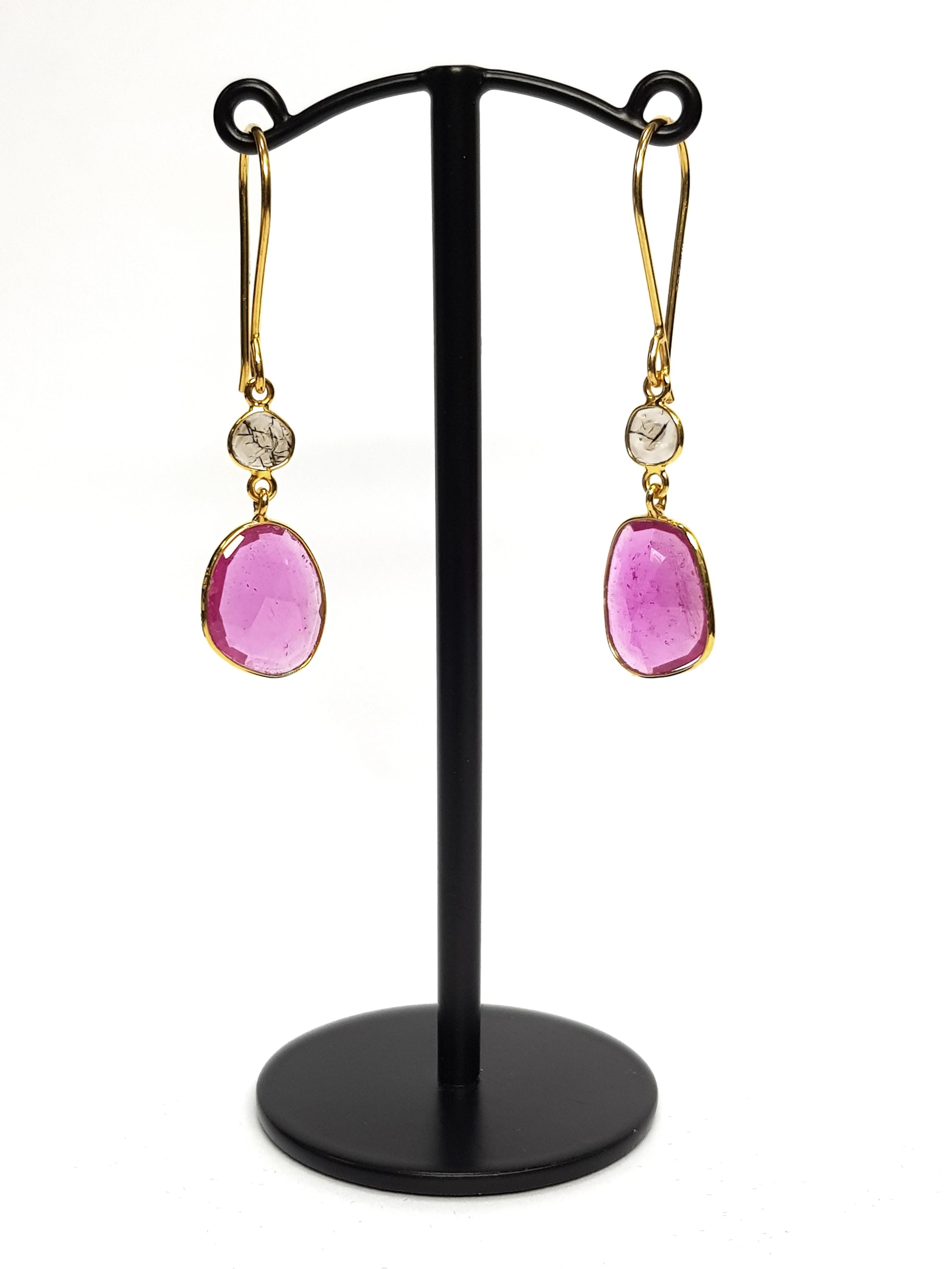 Contemporain Boucles d'oreilles artisanales en or jaune 18 carats avec diamants et rubis taille rose de 8,00 carats en vente