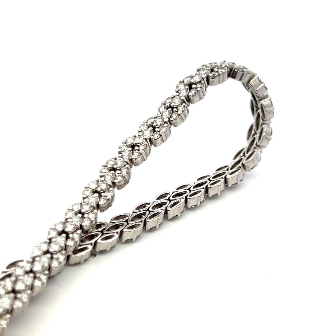 Collier à grappes en or blanc 18 carats de 8,00 carats de diamants ronds brillants G VS en vente 3